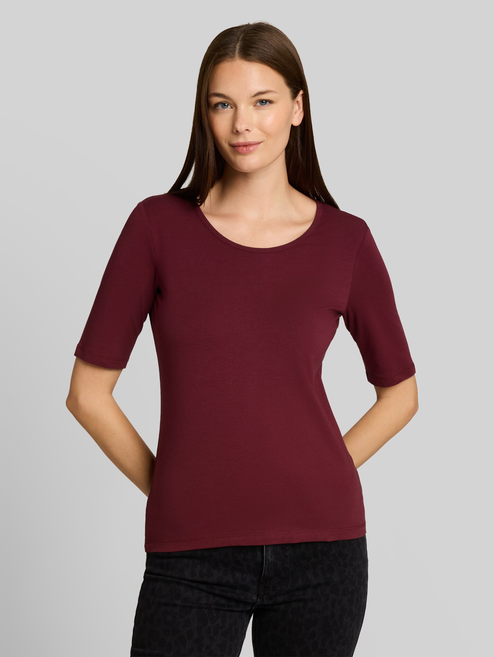Basic T-Shirt mit Rundhalsausschnitt - Preppy Plum - Ausschnitt Model-Vorderansicht