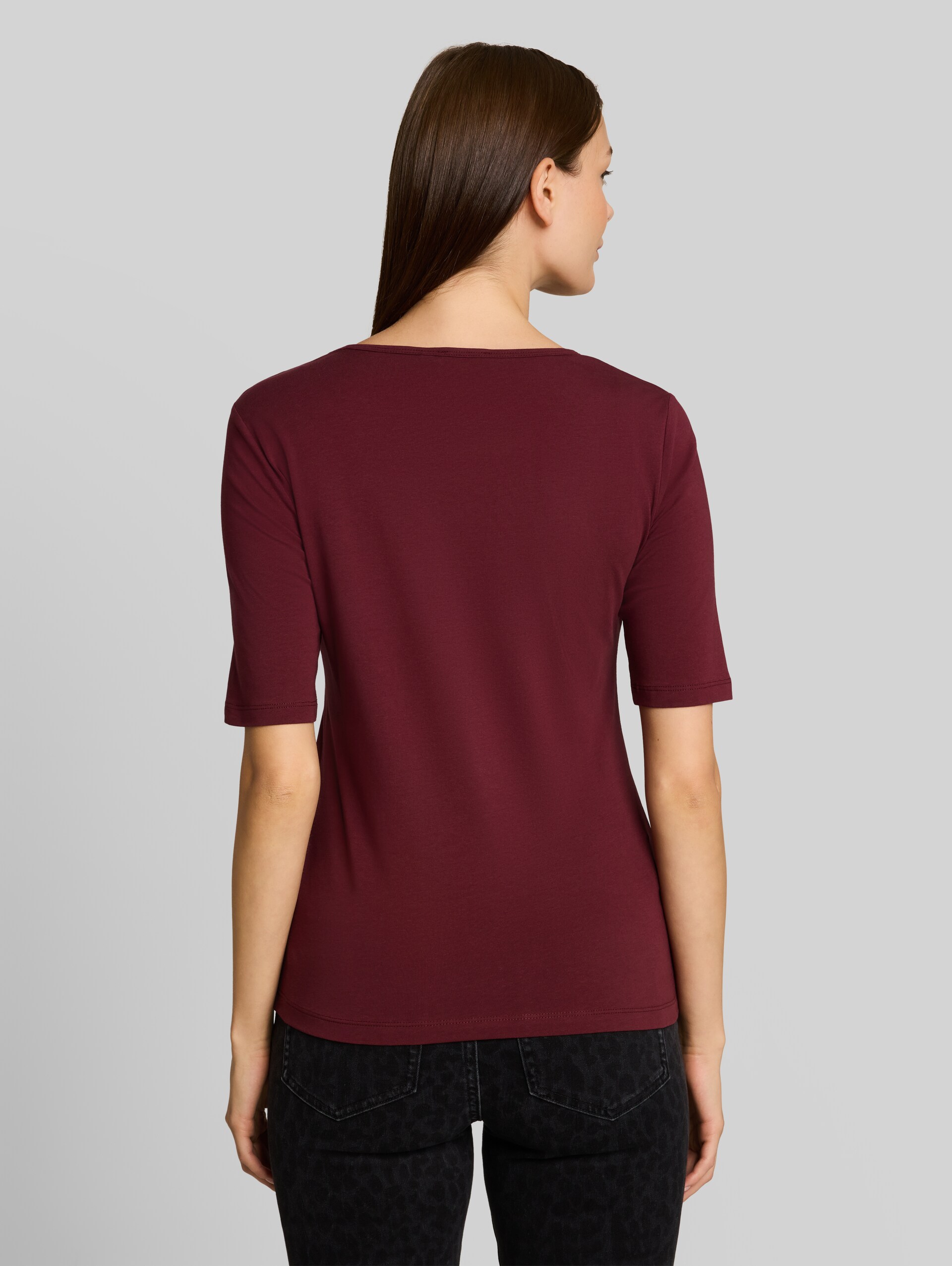 Basic T-Shirt mit Rundhalsausschnitt - Preppy Plum - Auschnitt Model-Rückansicht