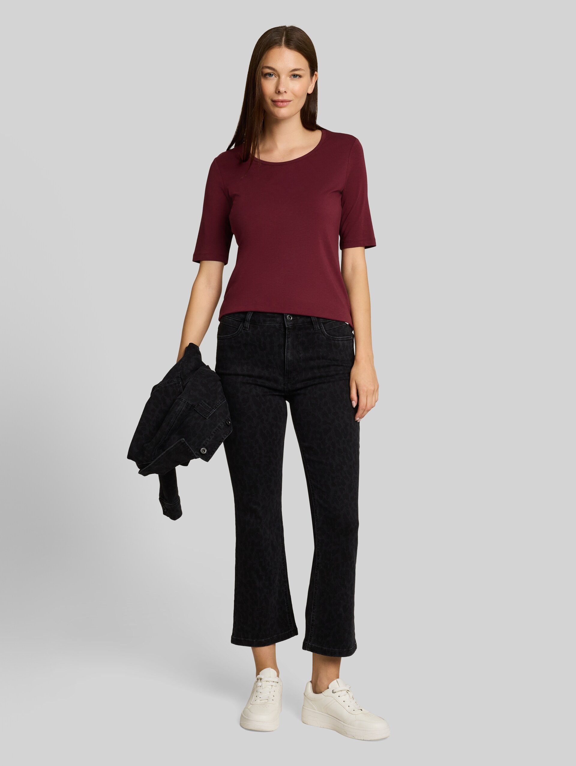 Basic T-Shirt mit Rundhalsausschnitt - Preppy Plum - Model-Vorderansicht