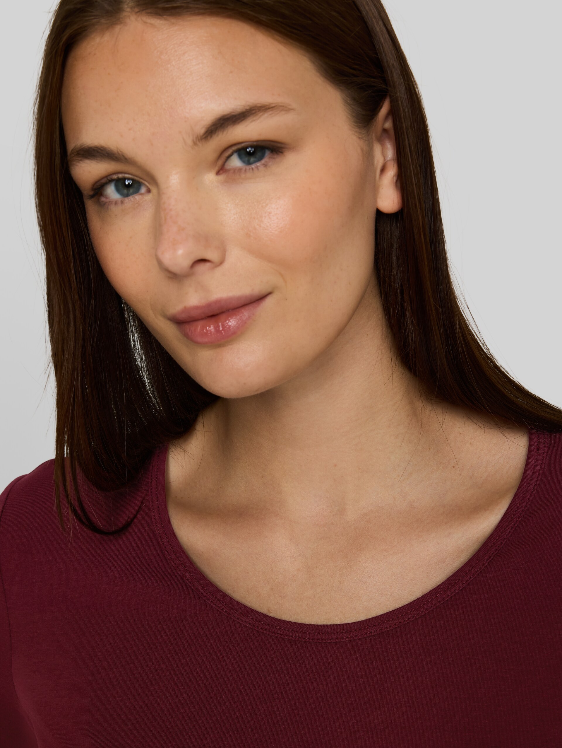Basic T-Shirt mit Rundhalsausschnitt - Preppy Plum - Detail-Model-Ansicht