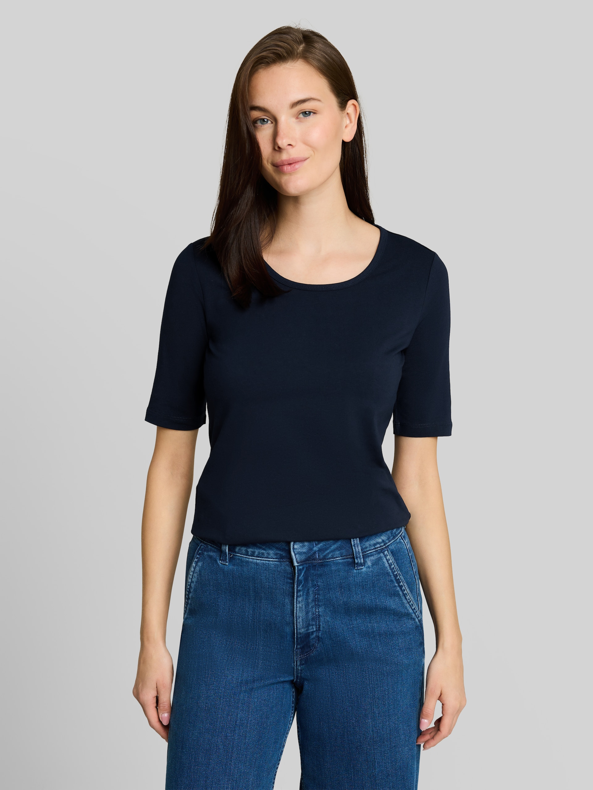 Basic T-Shirt mit Rundhalsausschnitt - sky captain blue - Ausschnitt Model-Vorderansicht