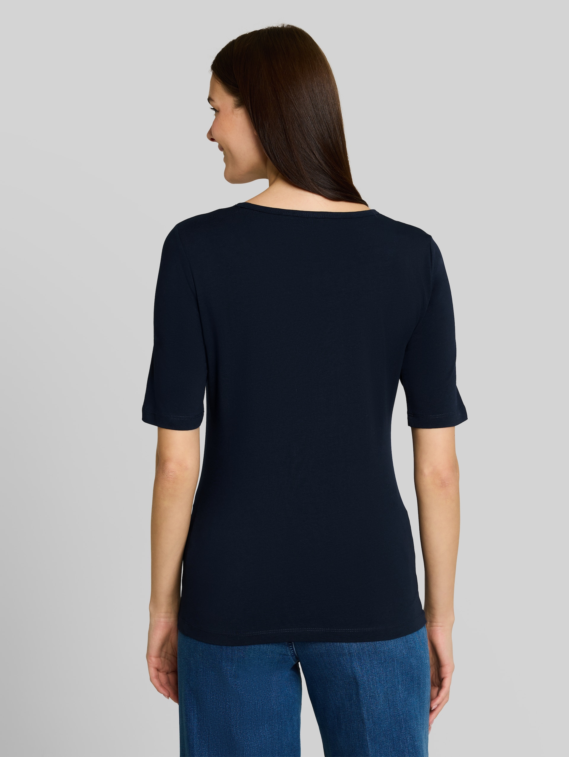 Basic T-Shirt mit Rundhalsausschnitt - sky captain blue - Auschnitt Model-Rückansicht