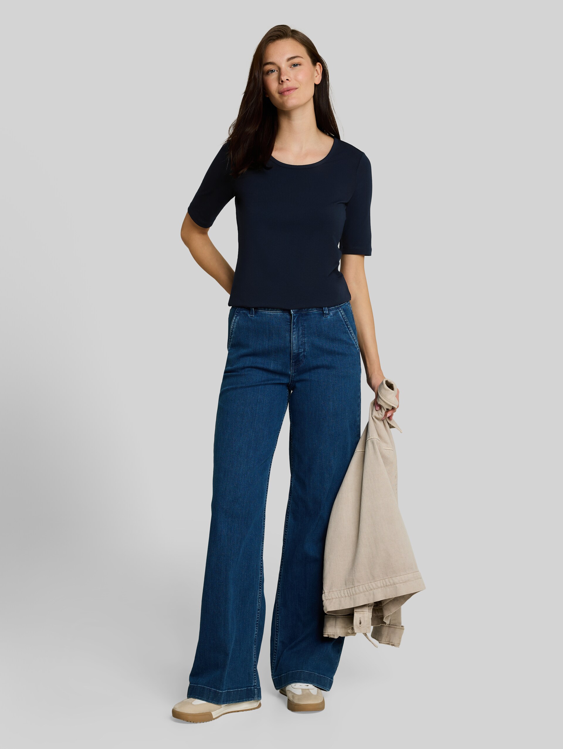 Basic T-Shirt mit Rundhalsausschnitt - sky captain blue - Model-Vorderansicht
