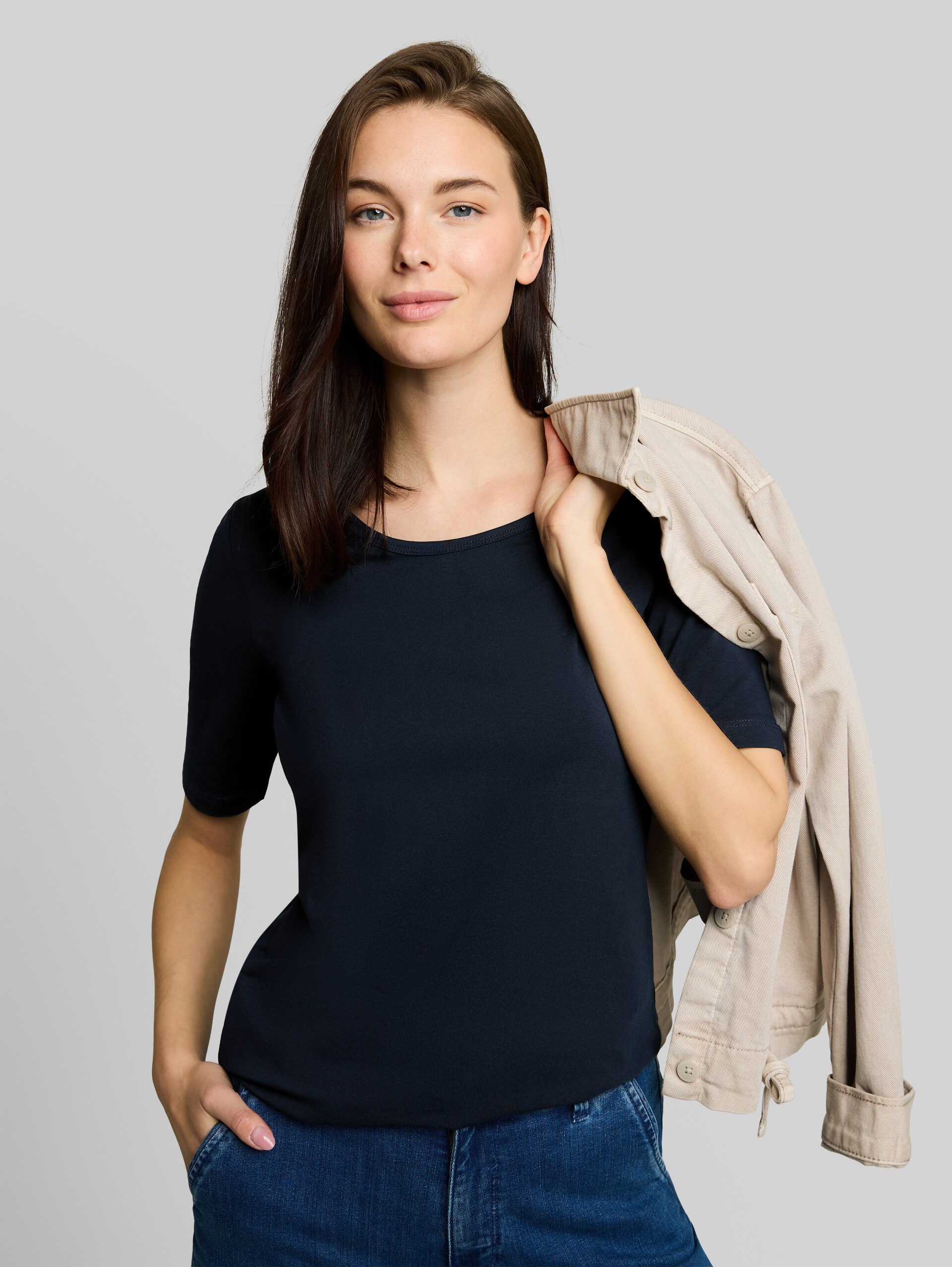 Basic T-Shirt mit Rundhalsausschnitt - sky captain blue - Detail-Model-Ansicht
