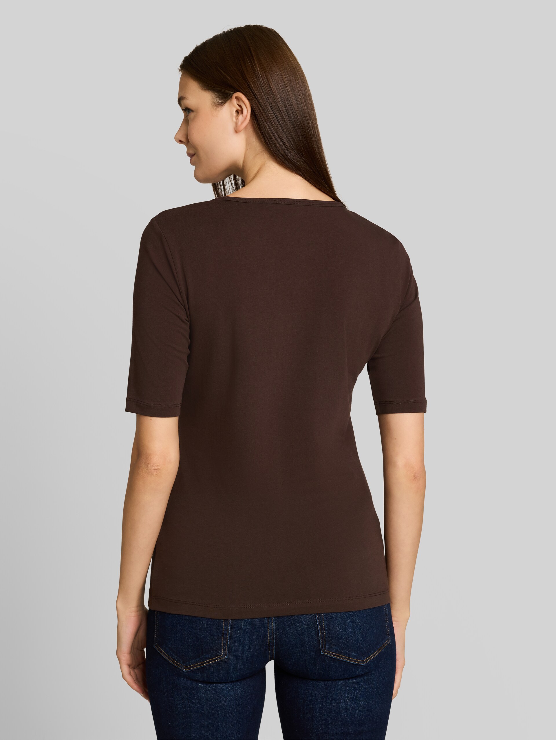 Basic T-Shirt mit Rundhalsausschnitt - java dark brown - Auschnitt Model-Rückansicht