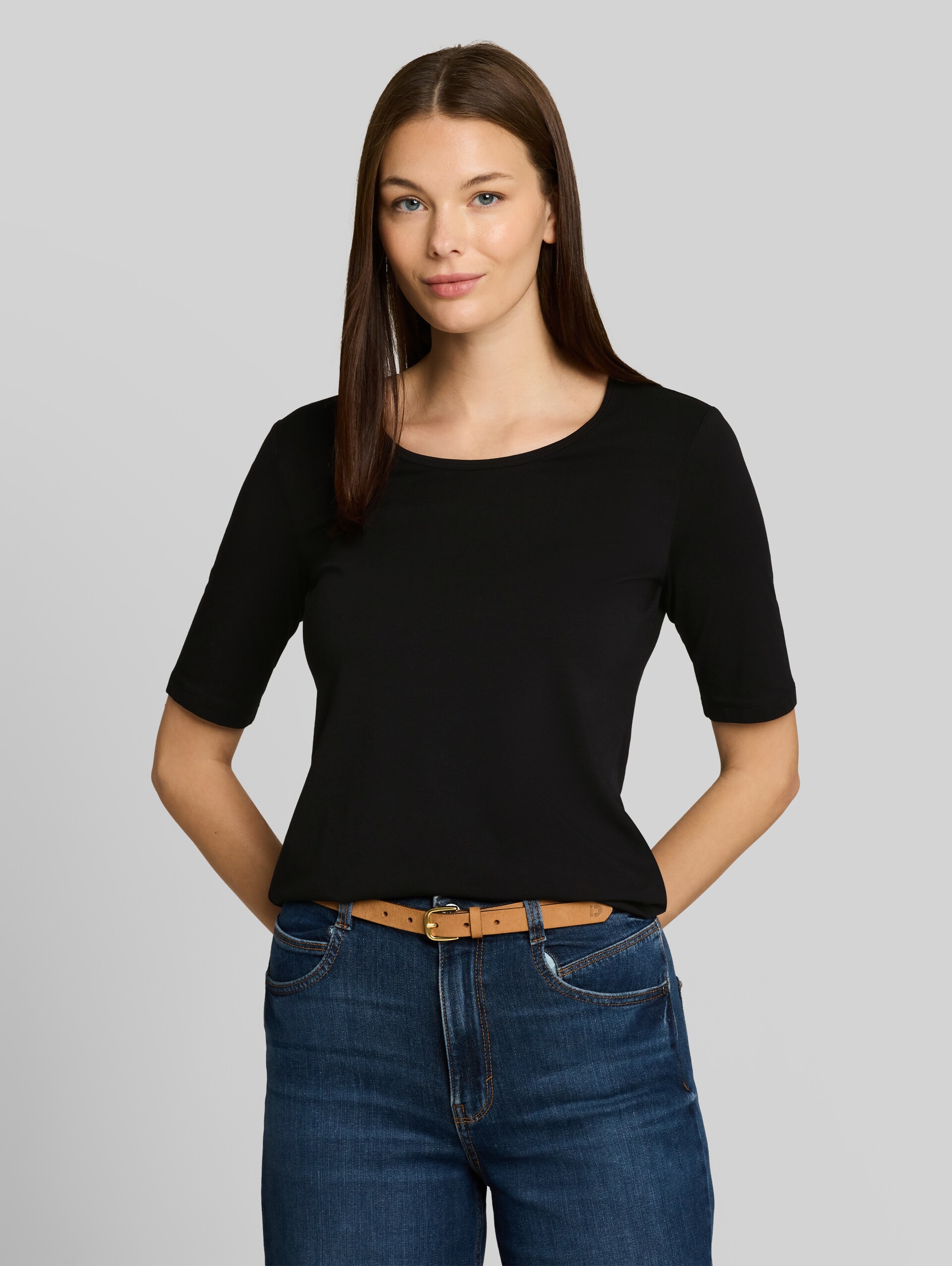 Basic T-Shirt mit Rundhalsausschnitt - deep black - Ausschnitt Model-Vorderansicht