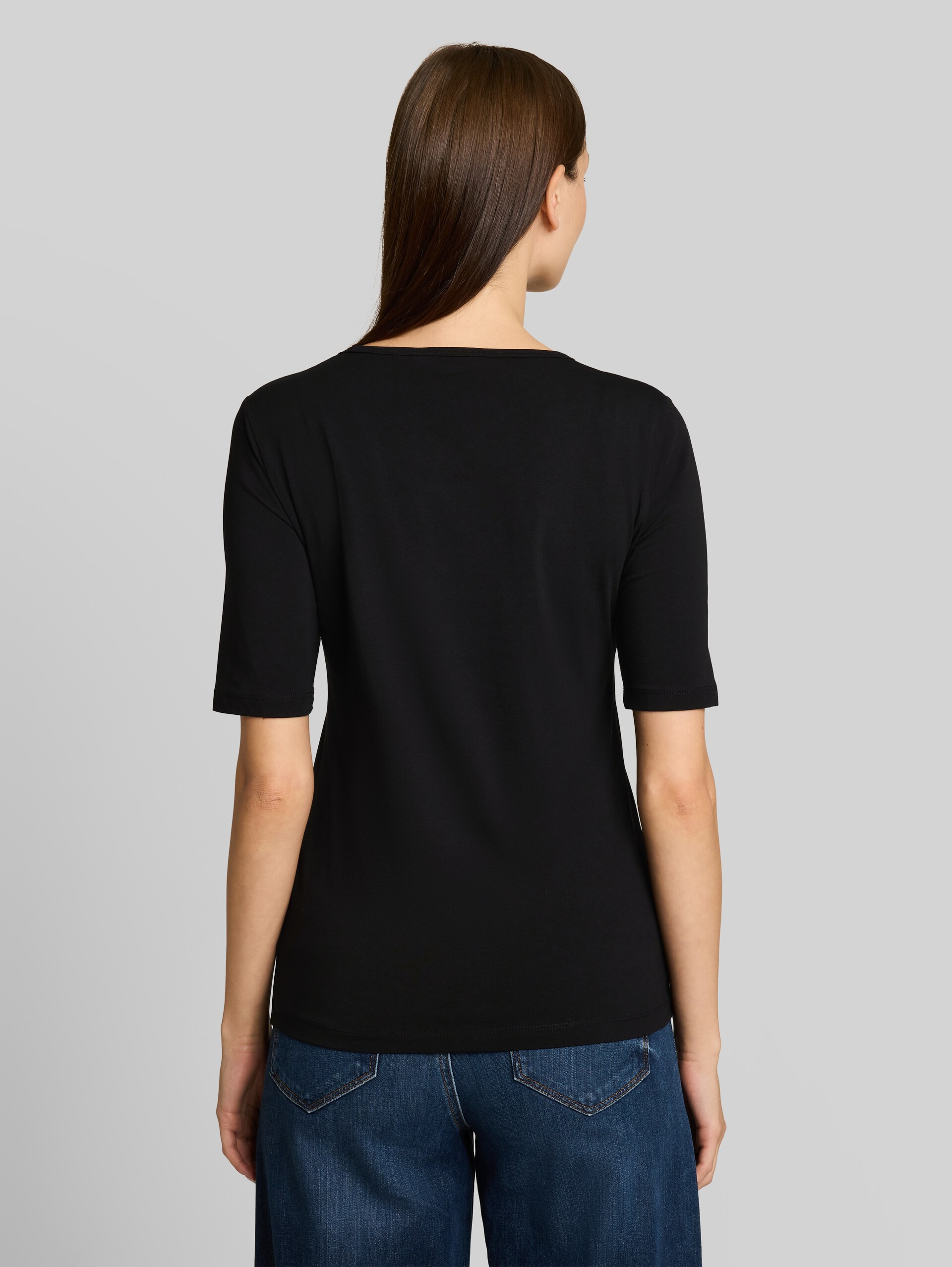 Basic T-Shirt mit Rundhalsausschnitt - deep black - Auschnitt Model-Rückansicht