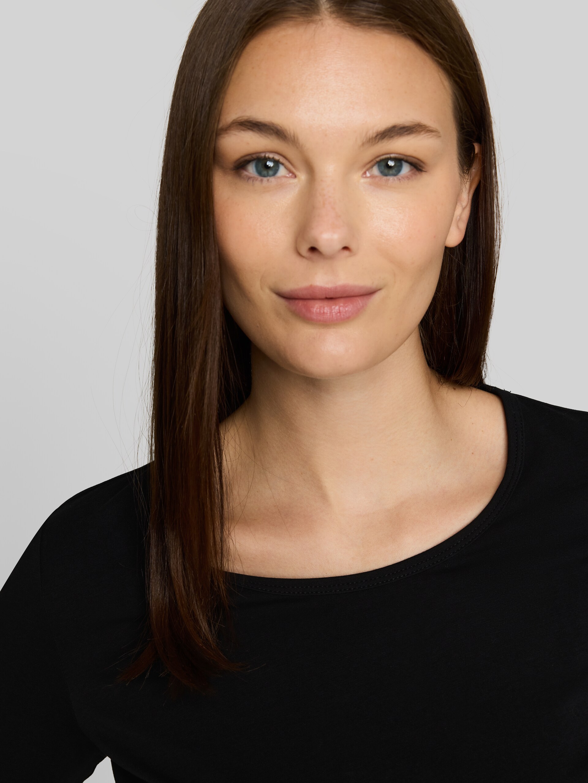 Basic T-Shirt mit Rundhalsausschnitt - deep black - Detail-Model-Ansicht