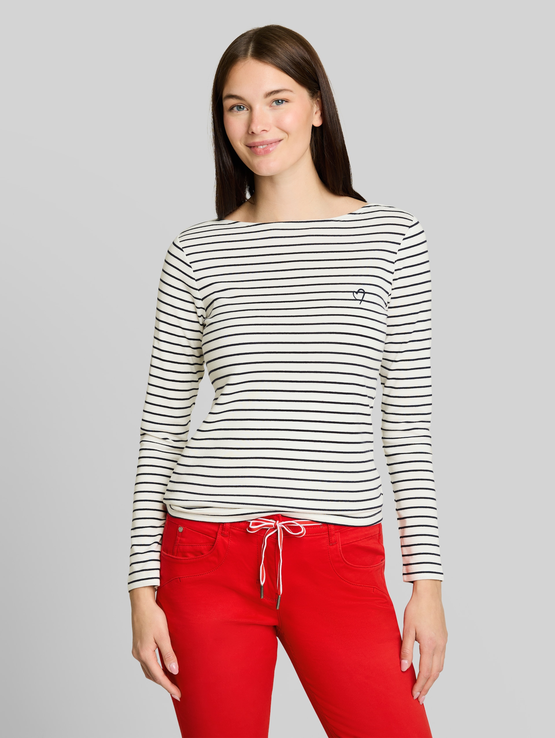 Long-sleeved T-shirt with striped pattern - navy offwhite stripe - Neckline model front view