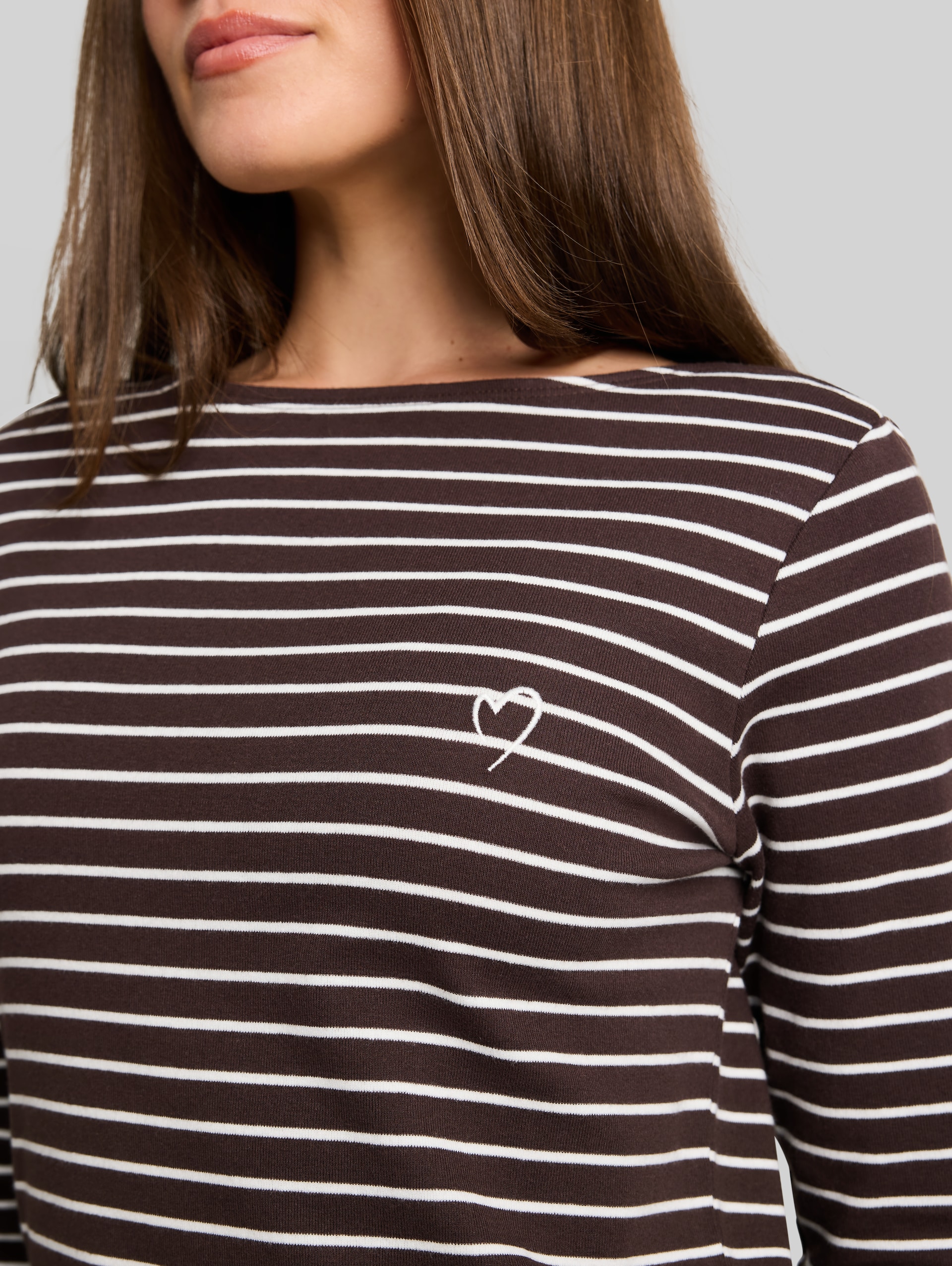Langarmshirt mit Streifenmuster - brown white stripe - Detail-Model-Ansicht