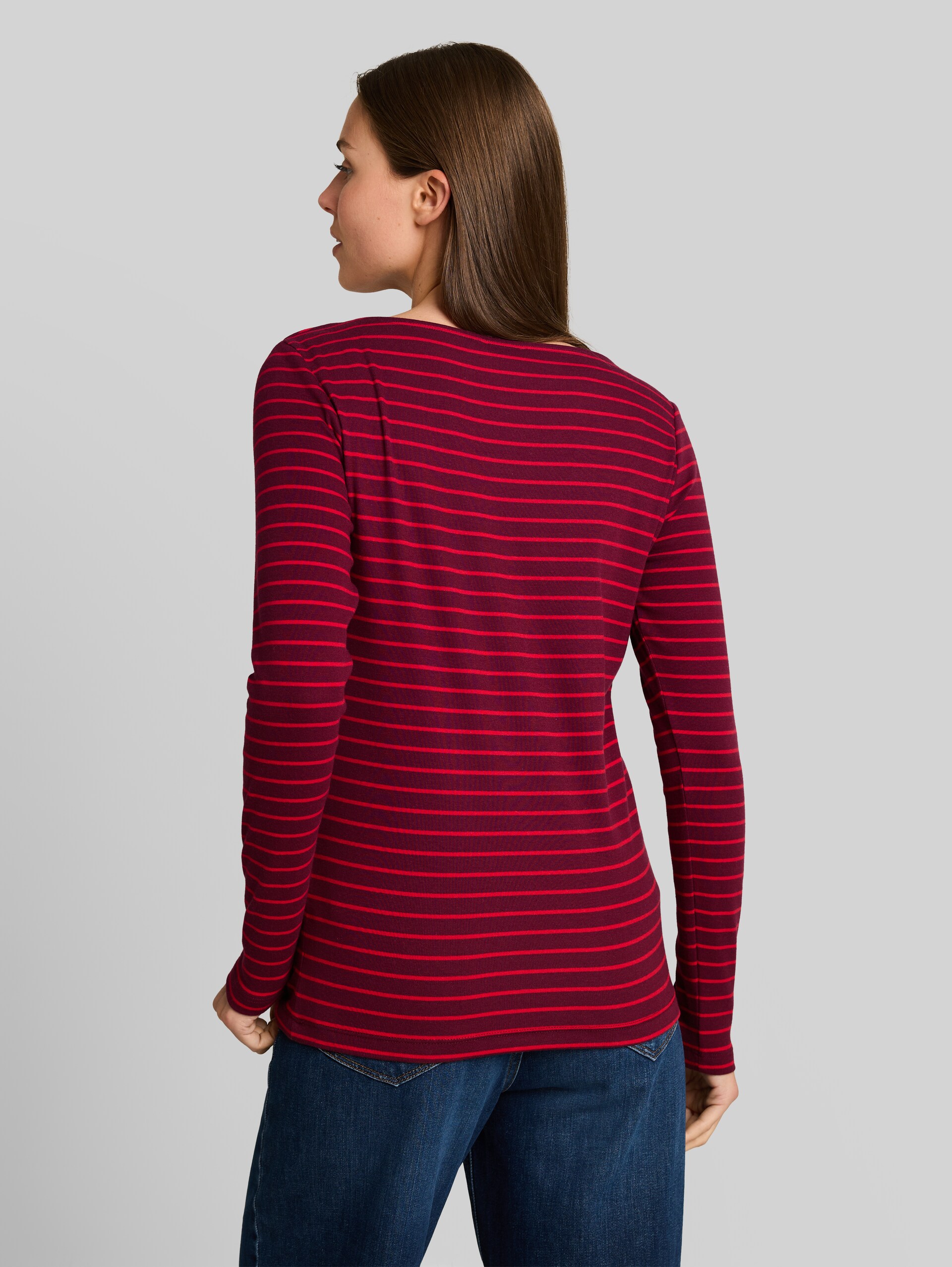 Langarmshirt mit Streifenmuster - preppy plum red stripe - Auschnitt Model-Rückansicht