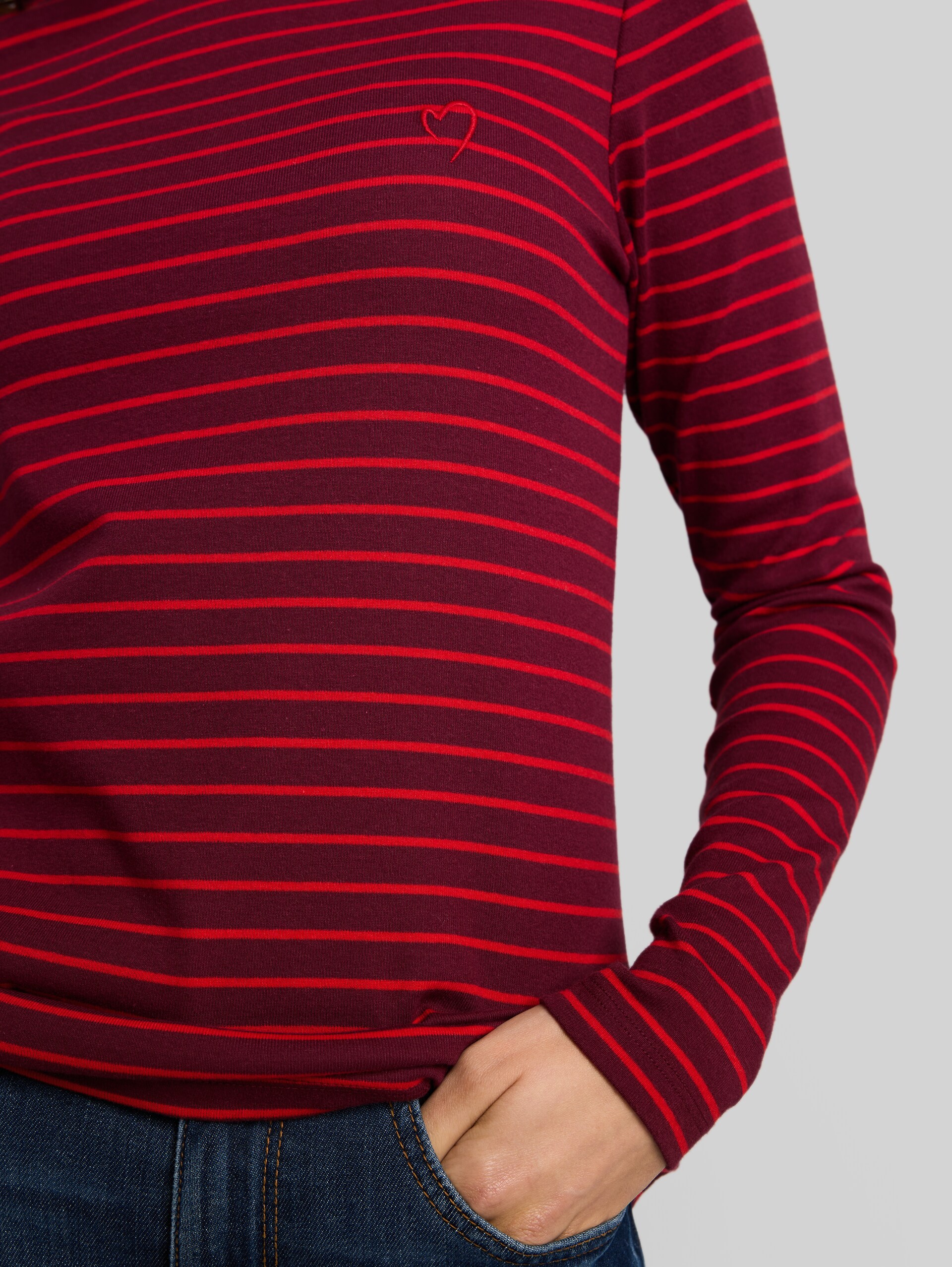 Langarmshirt mit Streifenmuster - preppy plum red stripe - Detail-Model-Ansicht