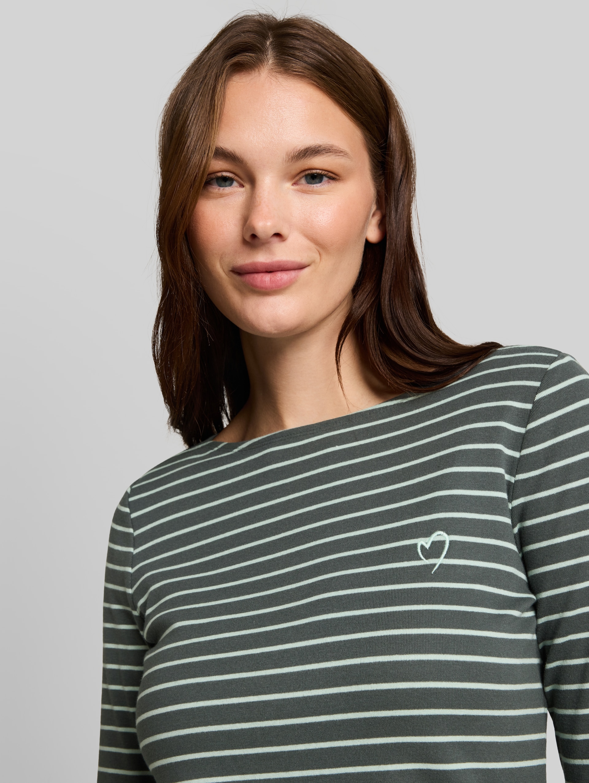 Langarmshirt mit Streifenmuster - olive mint green stripe - Detail-Model-Ansicht