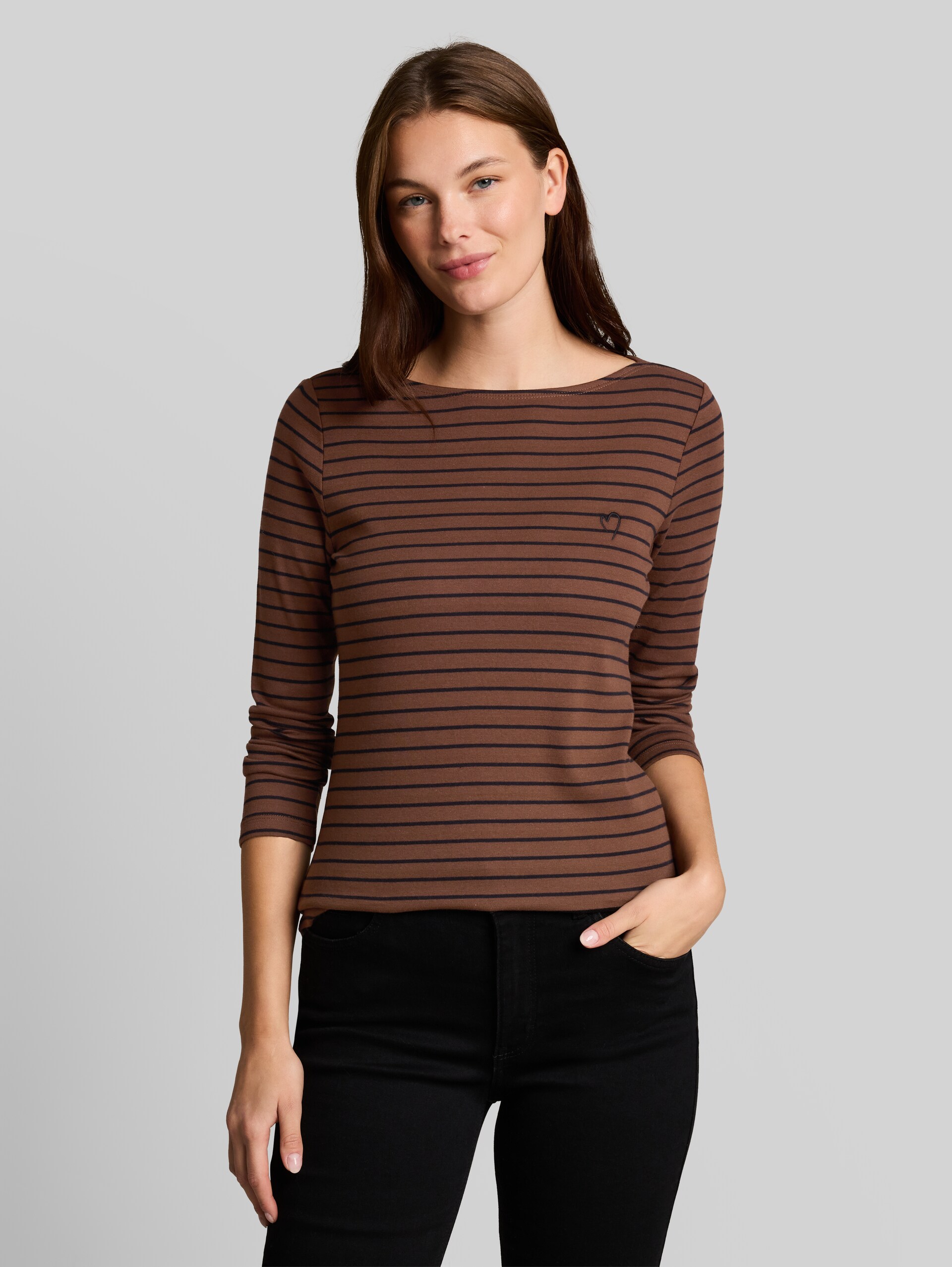 Langarmshirt mit Streifenmuster - camel black irregular stripe - Ausschnitt Model-Vorderansicht