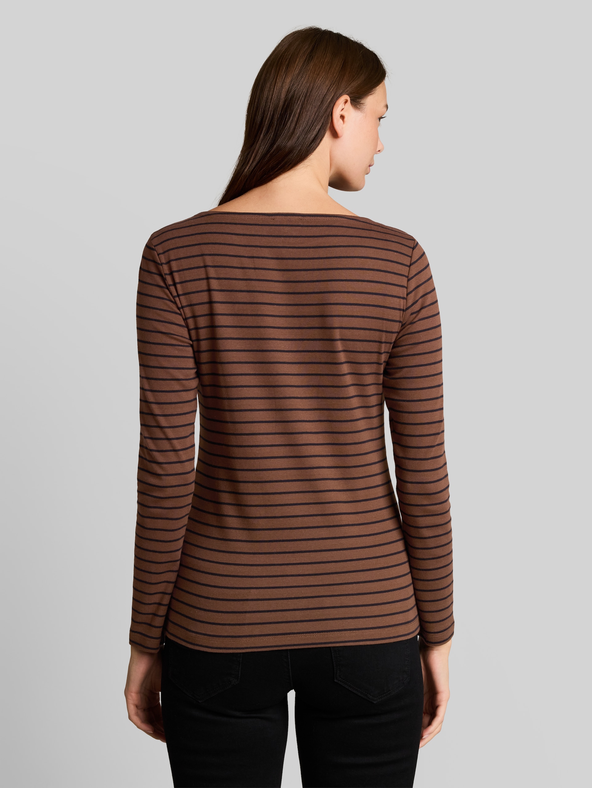 Langarmshirt mit Streifenmuster - camel black irregular stripe - Auschnitt Model-Rückansicht