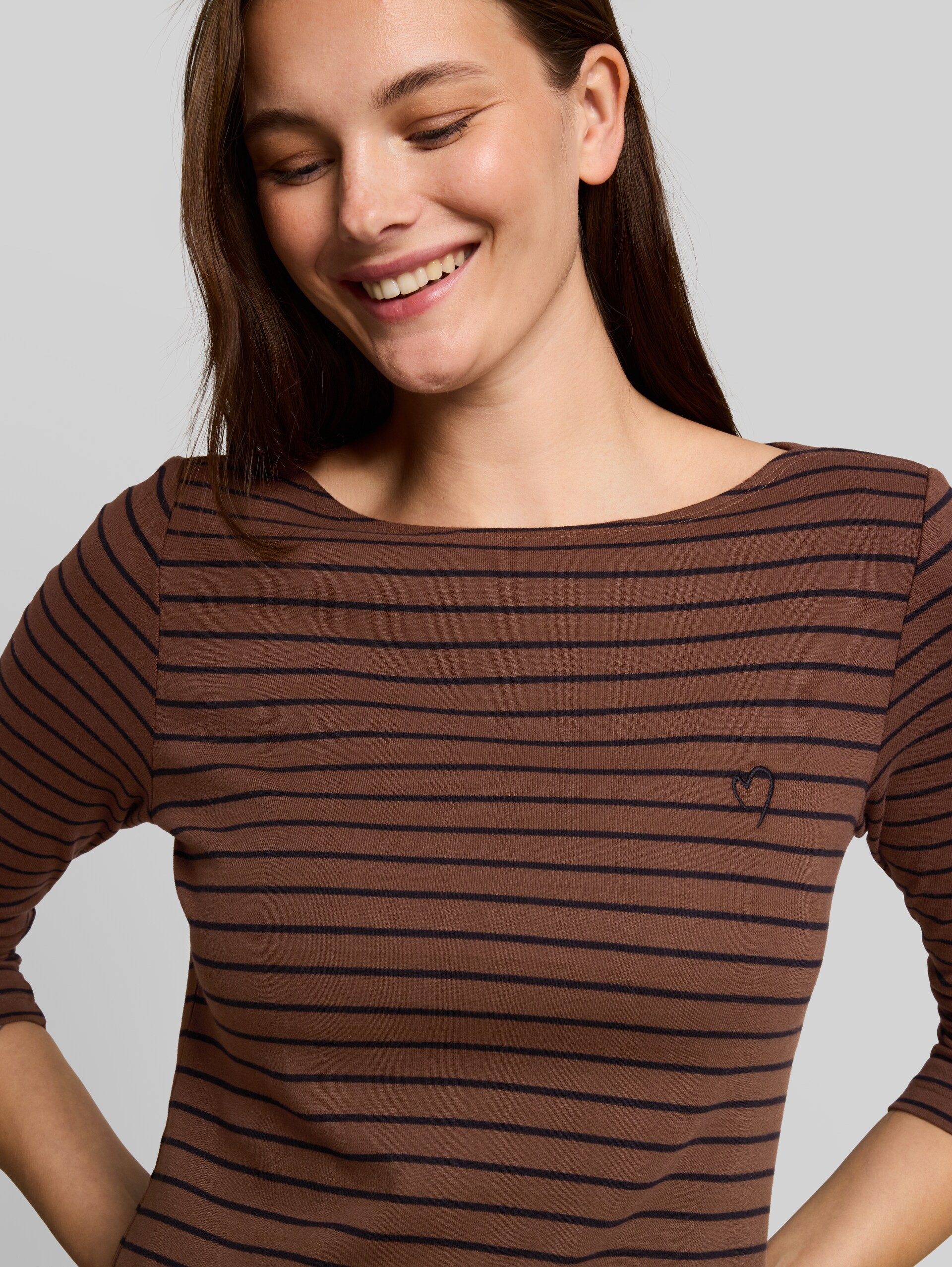 Langarmshirt mit Streifenmuster - camel black irregular stripe - Detail-Model-Ansicht