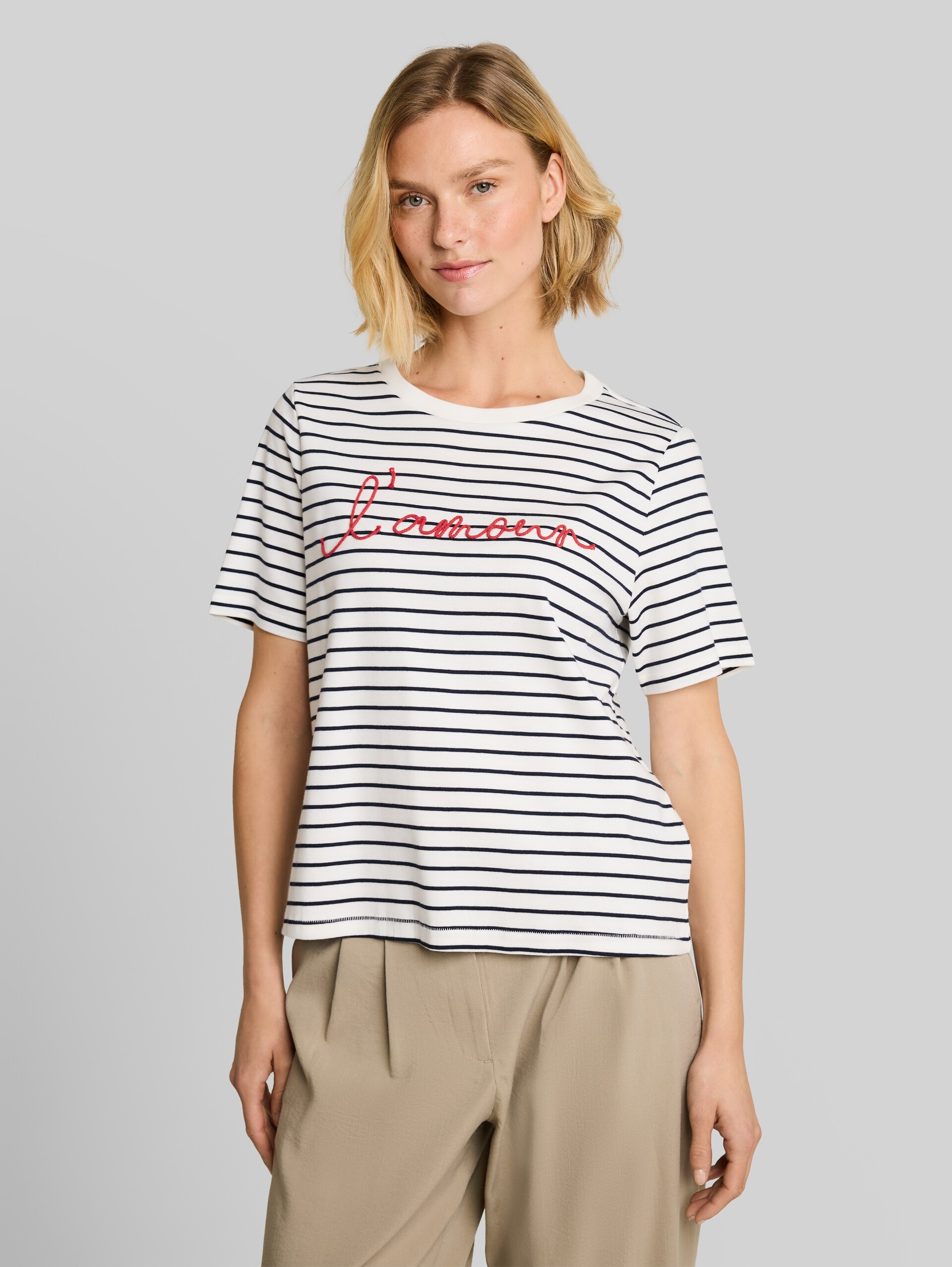 T-Shirt mit Schriftzug - navy offwhite stripe - Ausschnitt Model-Vorderansicht