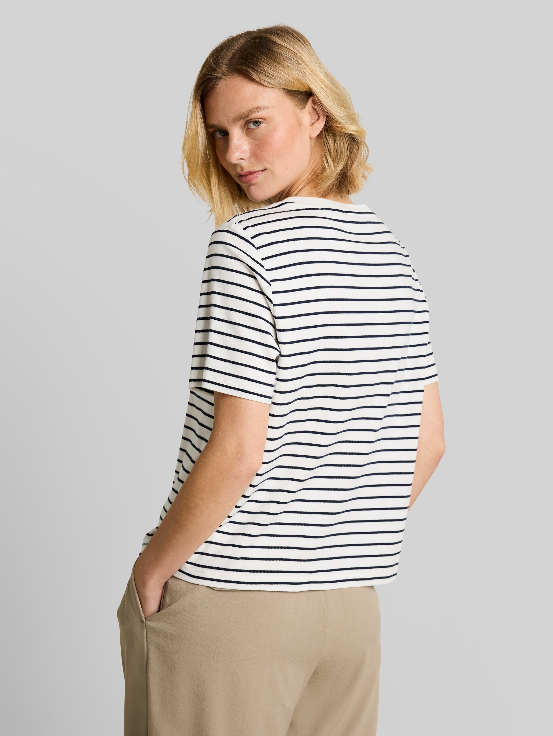 T-Shirt mit Schriftzug - navy offwhite stripe - Auschnitt Model-Rückansicht
