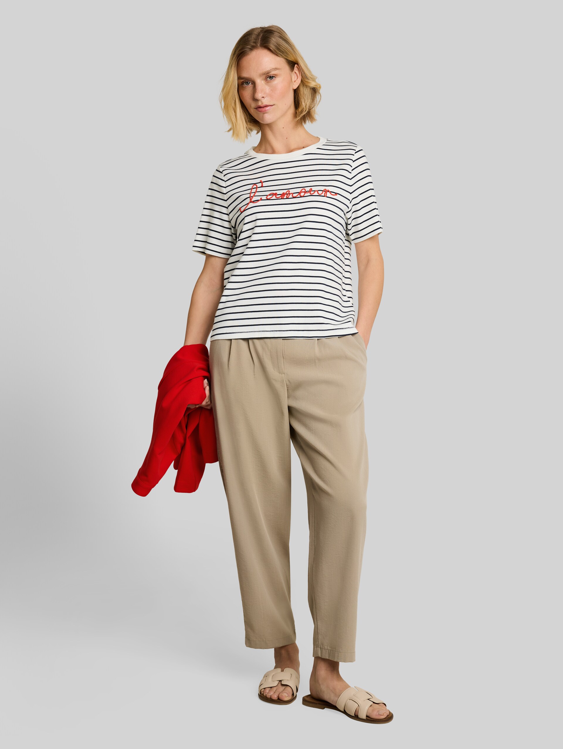 T-Shirt mit Schriftzug - navy offwhite stripe - Model-Vorderansicht