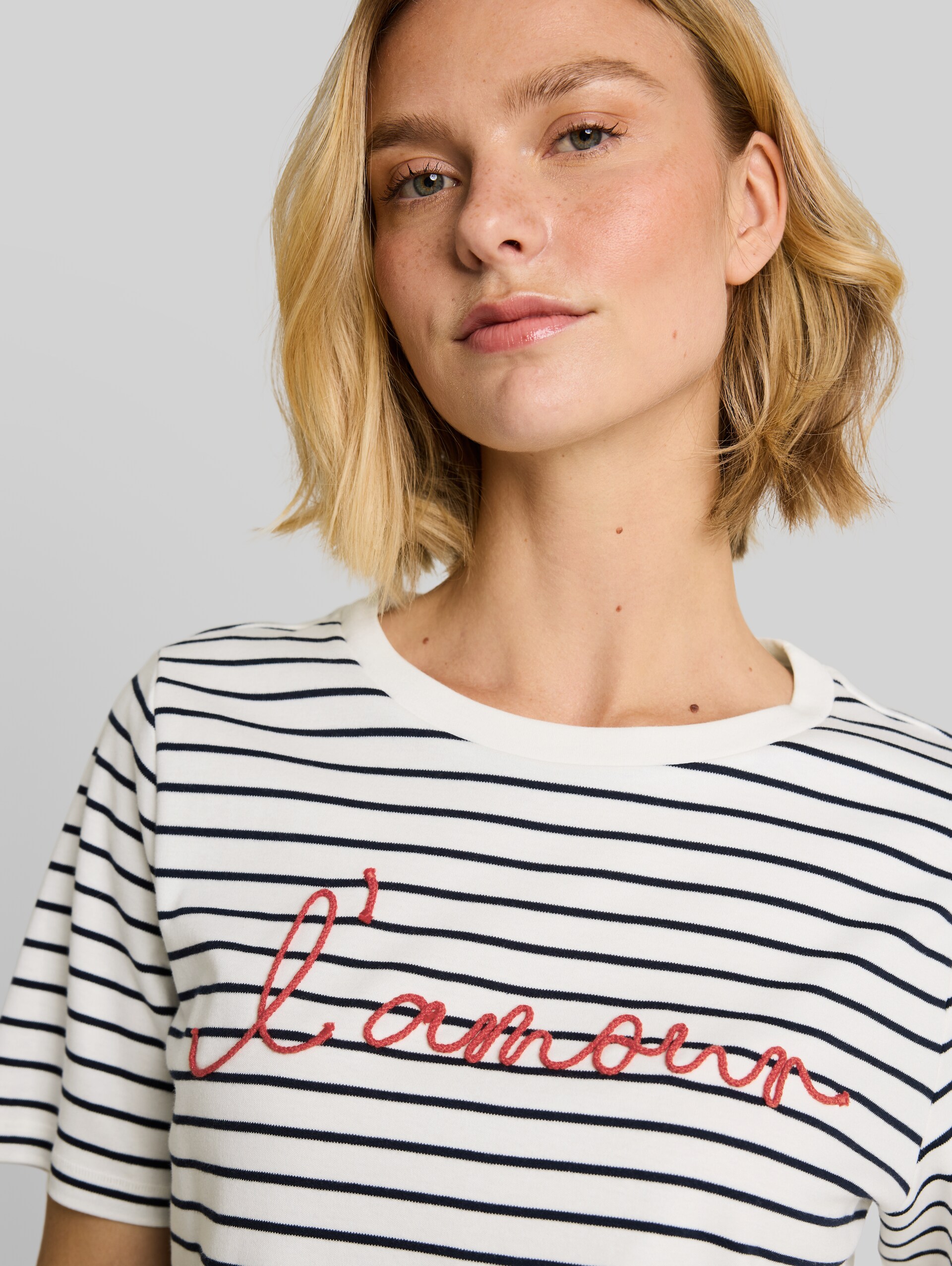 T-Shirt mit Schriftzug - navy offwhite stripe - Detail-Model-Ansicht