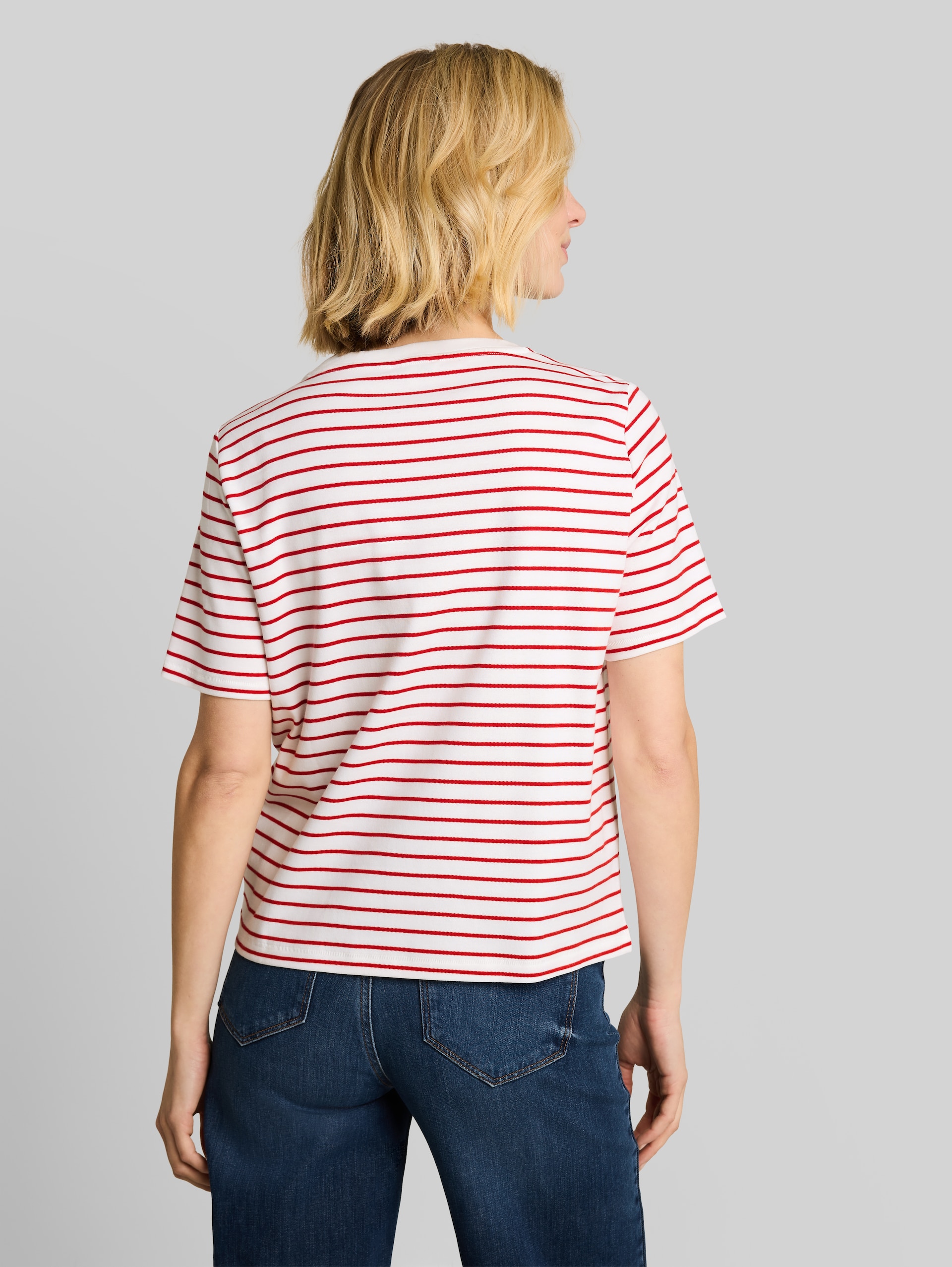 T-Shirt mit Schriftzug - red offwhite stripe - Auschnitt Model-Rückansicht