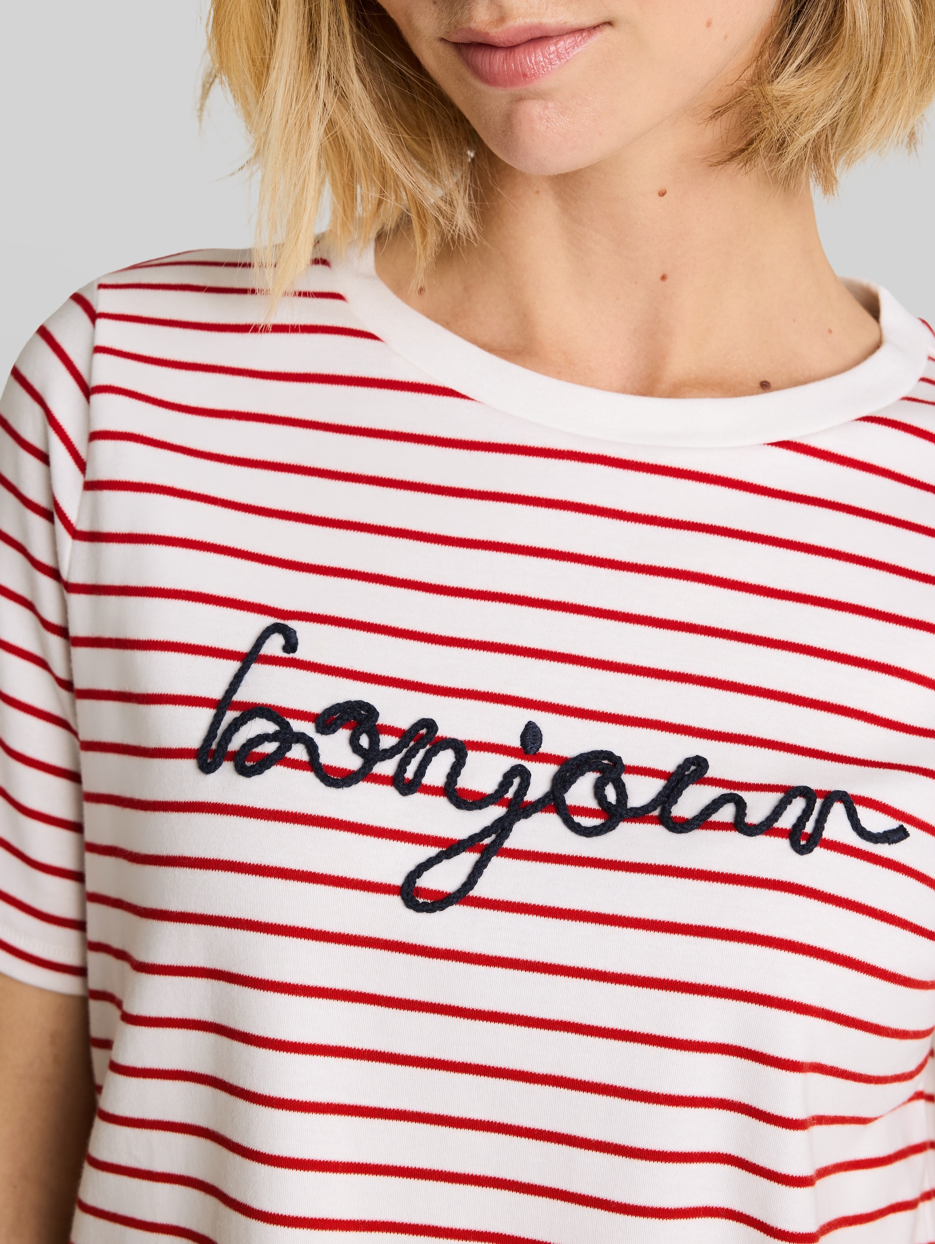 T-Shirt mit Schriftzug - red offwhite stripe - Detail-Model-Ansicht