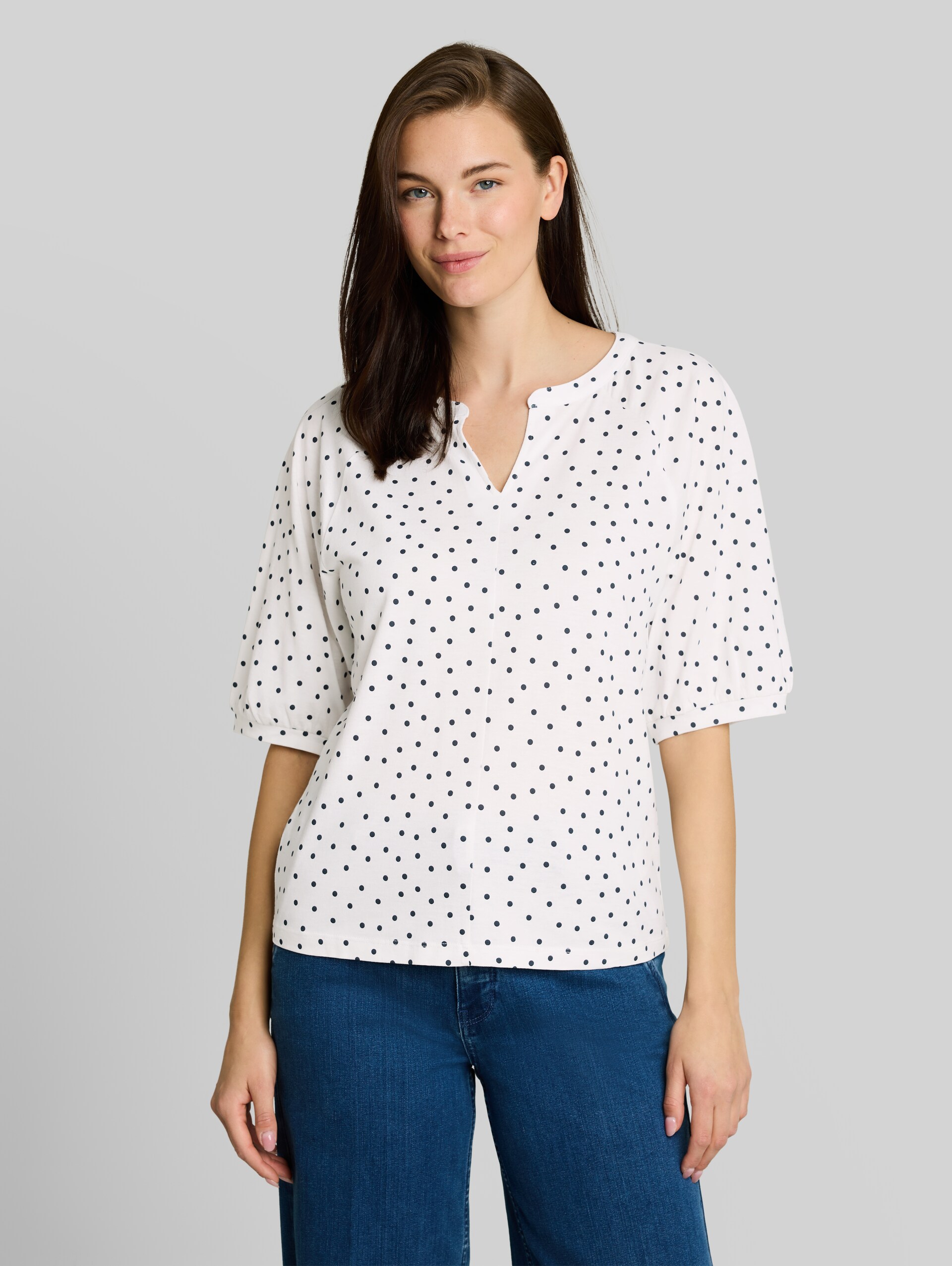 T-Shirt mit Punktemuster - white small dot design - Ausschnitt Model-Vorderansicht