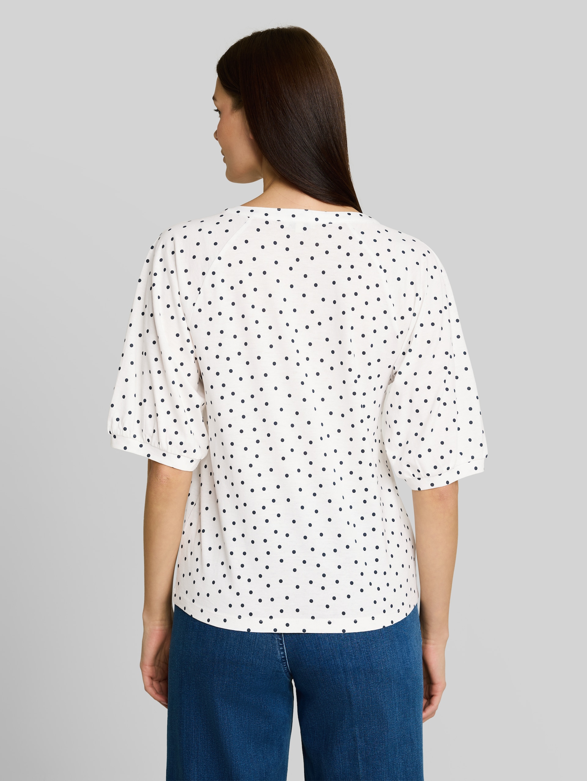 T-Shirt mit Punktemuster - white small dot design - Auschnitt Model-Rückansicht