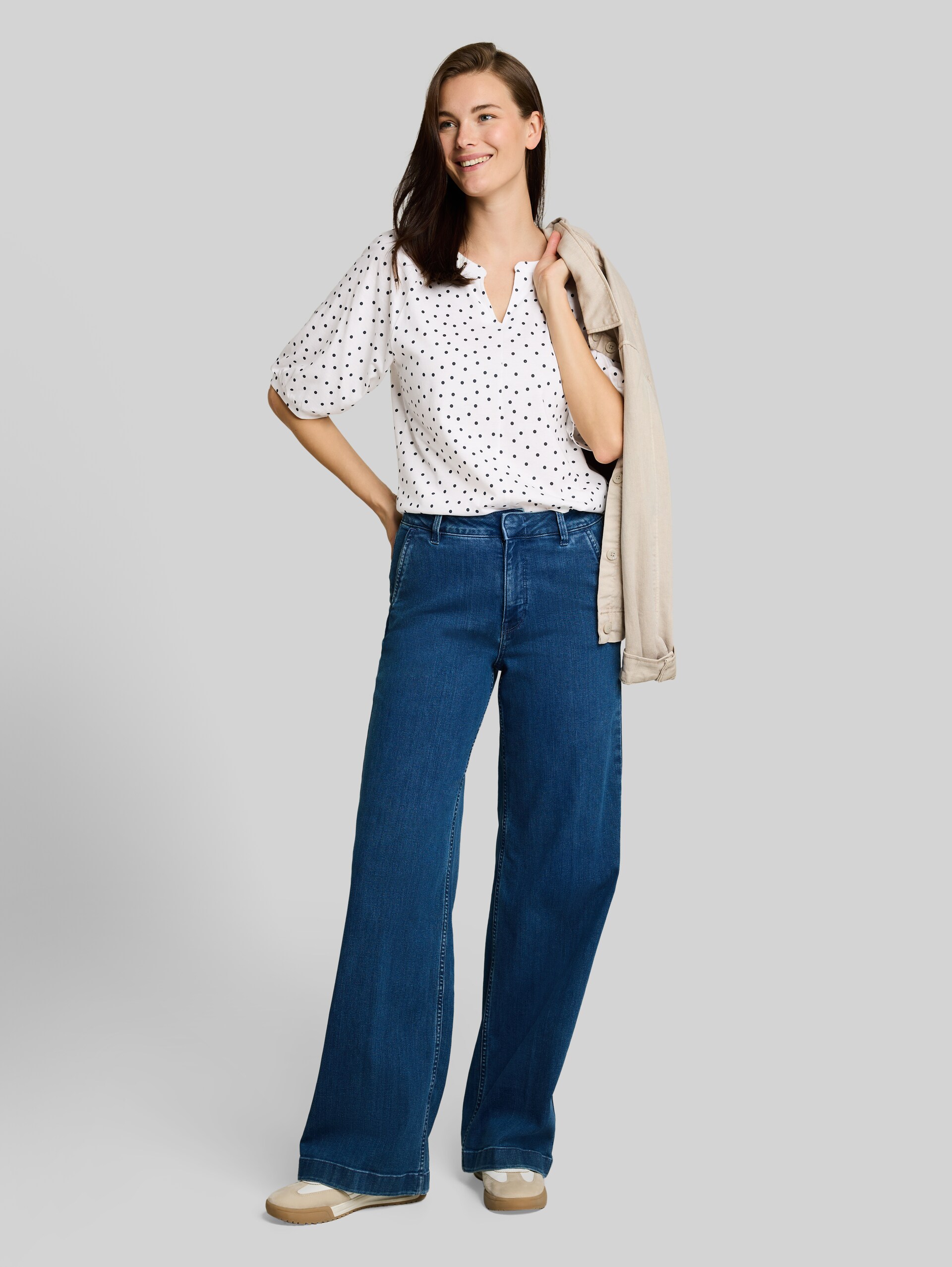 T-Shirt mit Punktemuster - white small dot design - Model-Vorderansicht