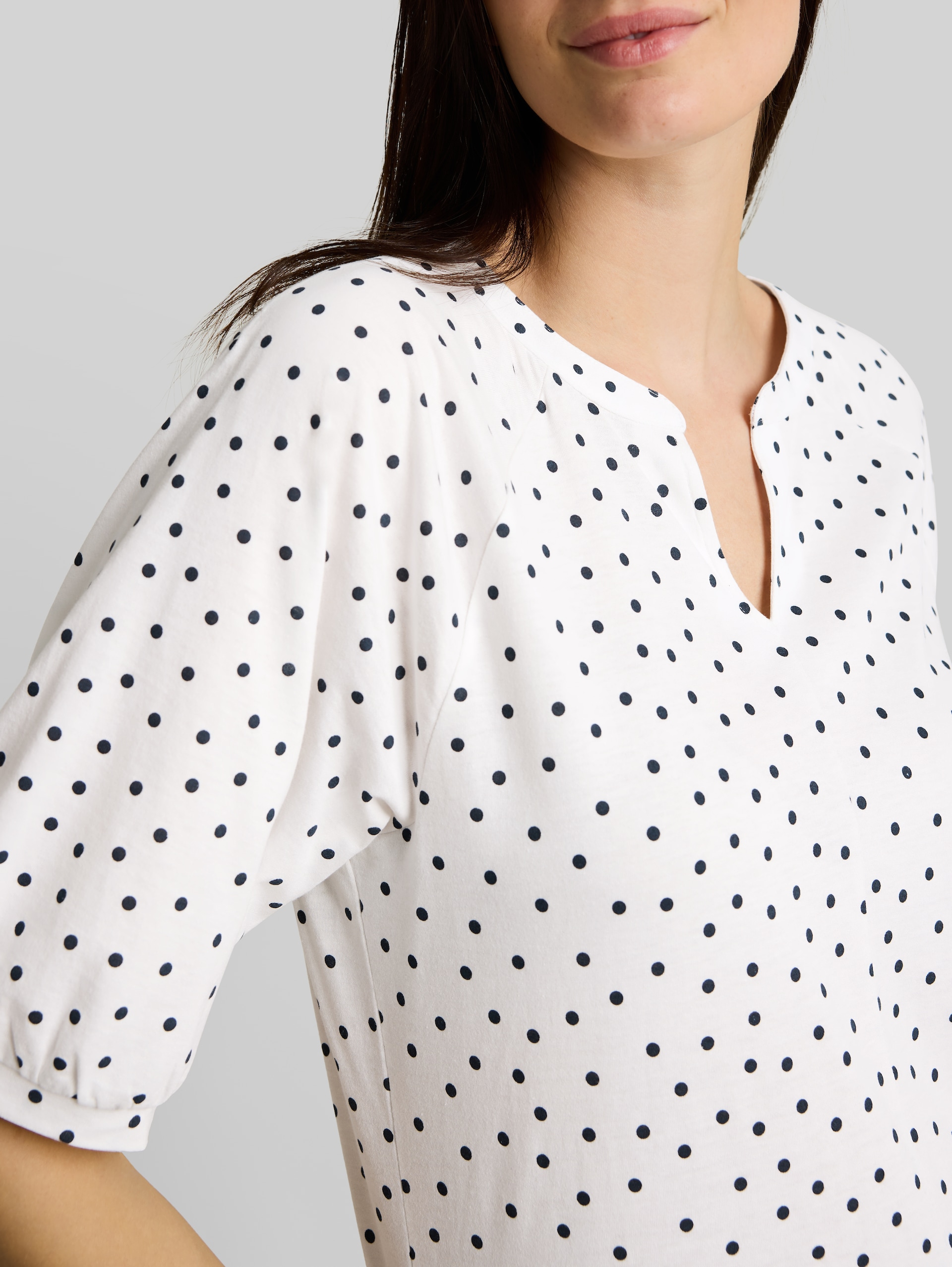 T-Shirt mit Punktemuster - white small dot design - Detail-Model-Ansicht