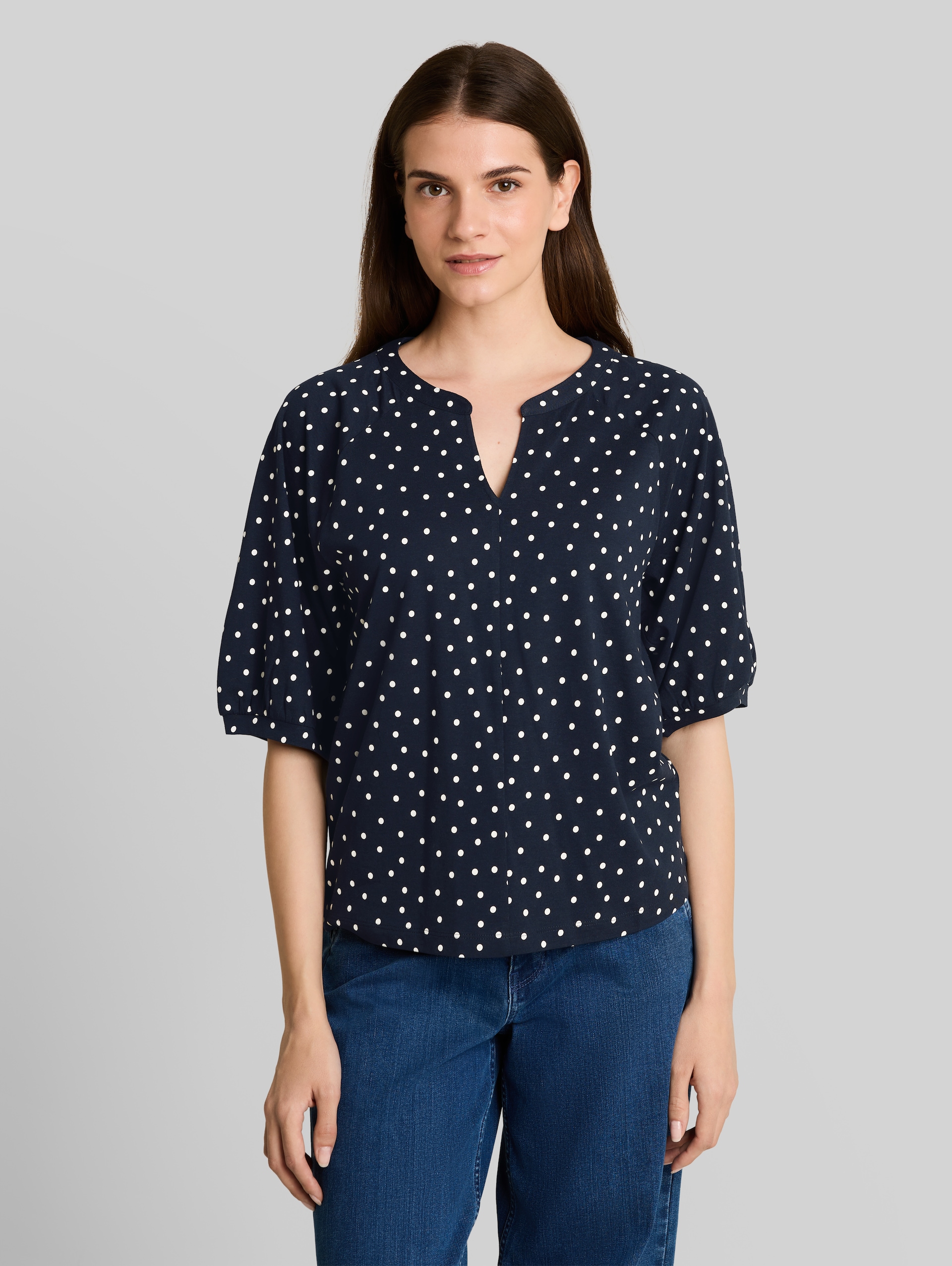 T-Shirt mit Punktemuster - navy white small dot design - Ausschnitt Model-Vorderansicht