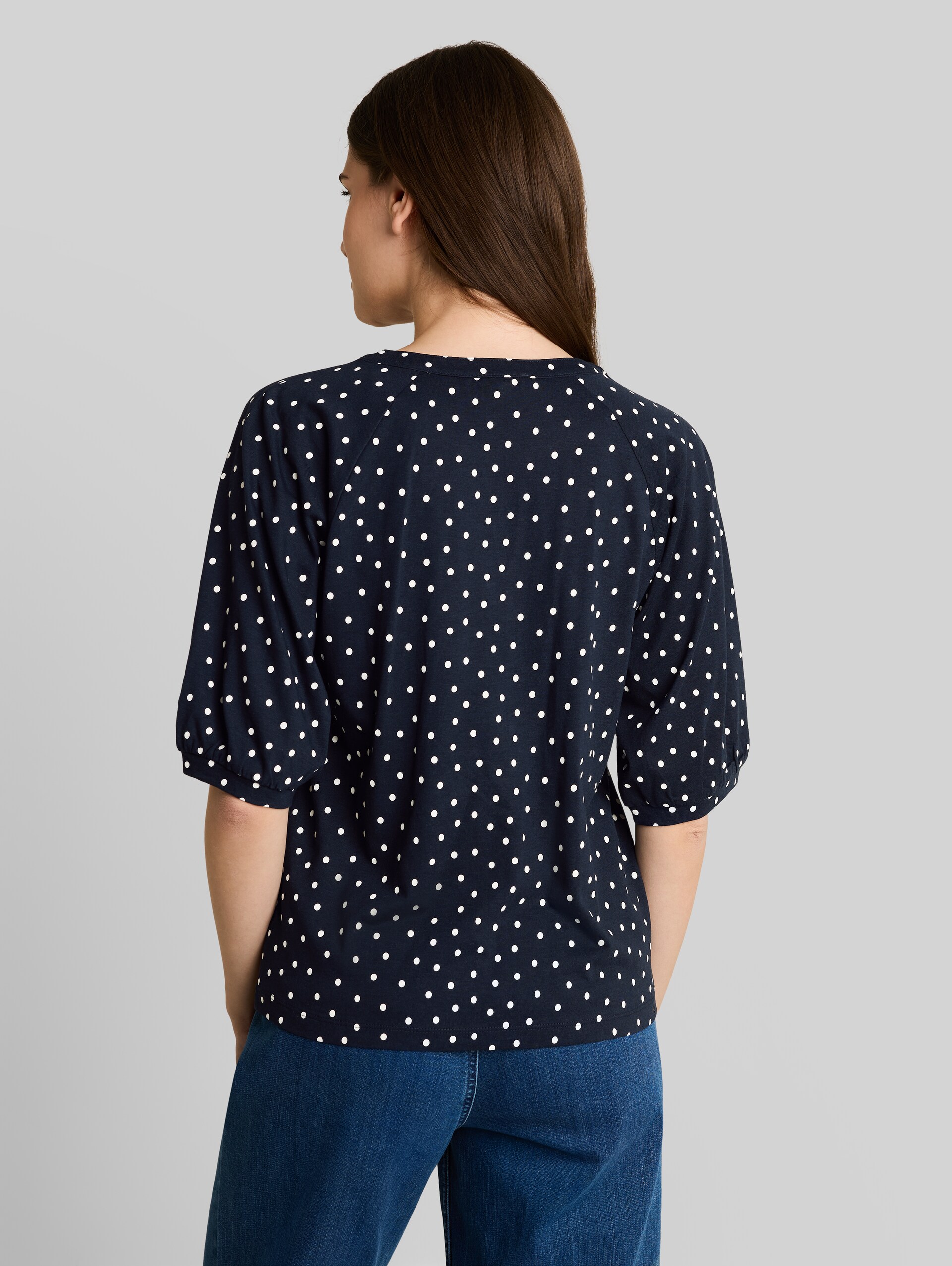 T-Shirt mit Punktemuster - navy white small dot design - Auschnitt Model-Rückansicht