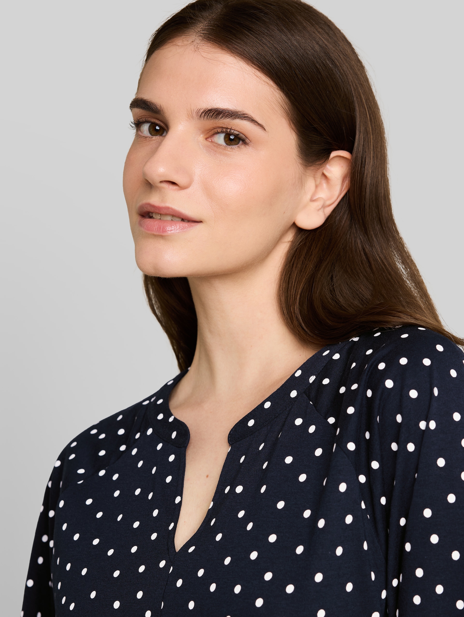 T-Shirt mit Punktemuster - navy white small dot design - Detail-Model-Ansicht