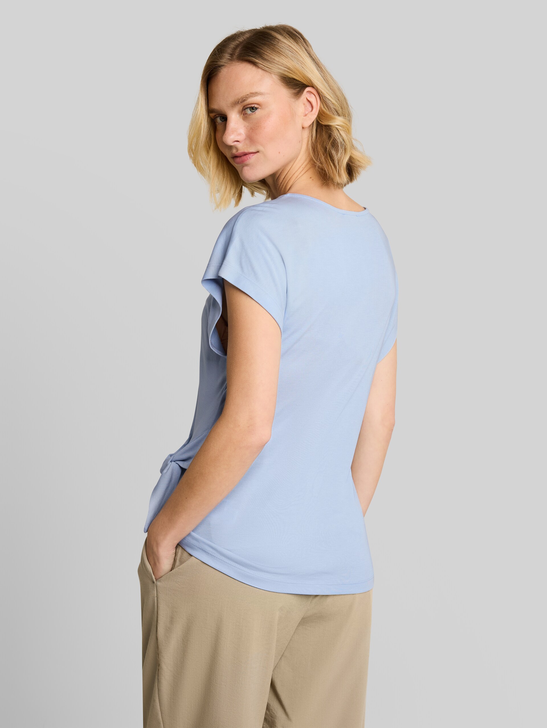 T-shirt with knot detail - Kentucky Blue - Neckline model-back view