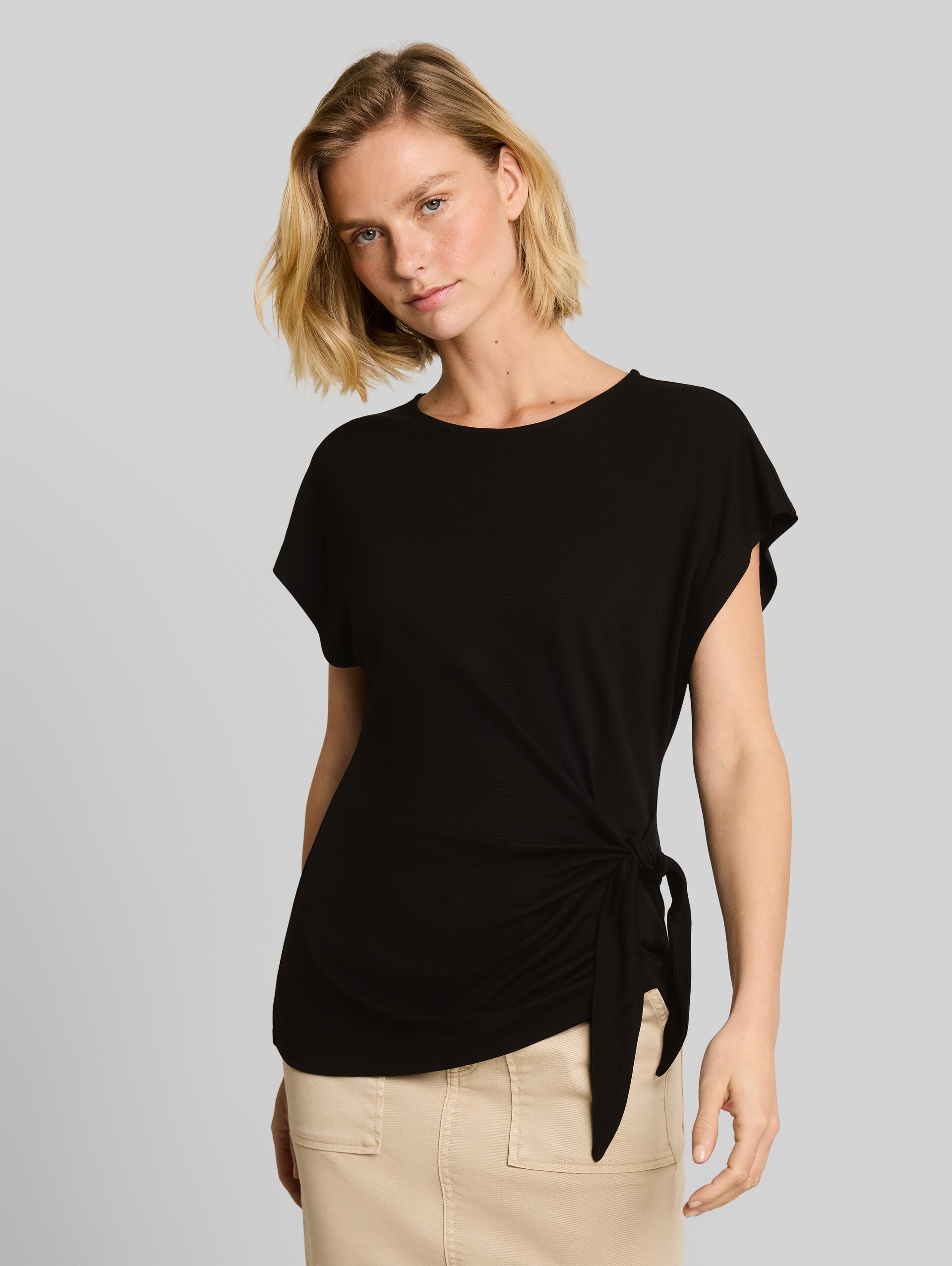 T-shirt with knot detail - deep black - Neckline model front view