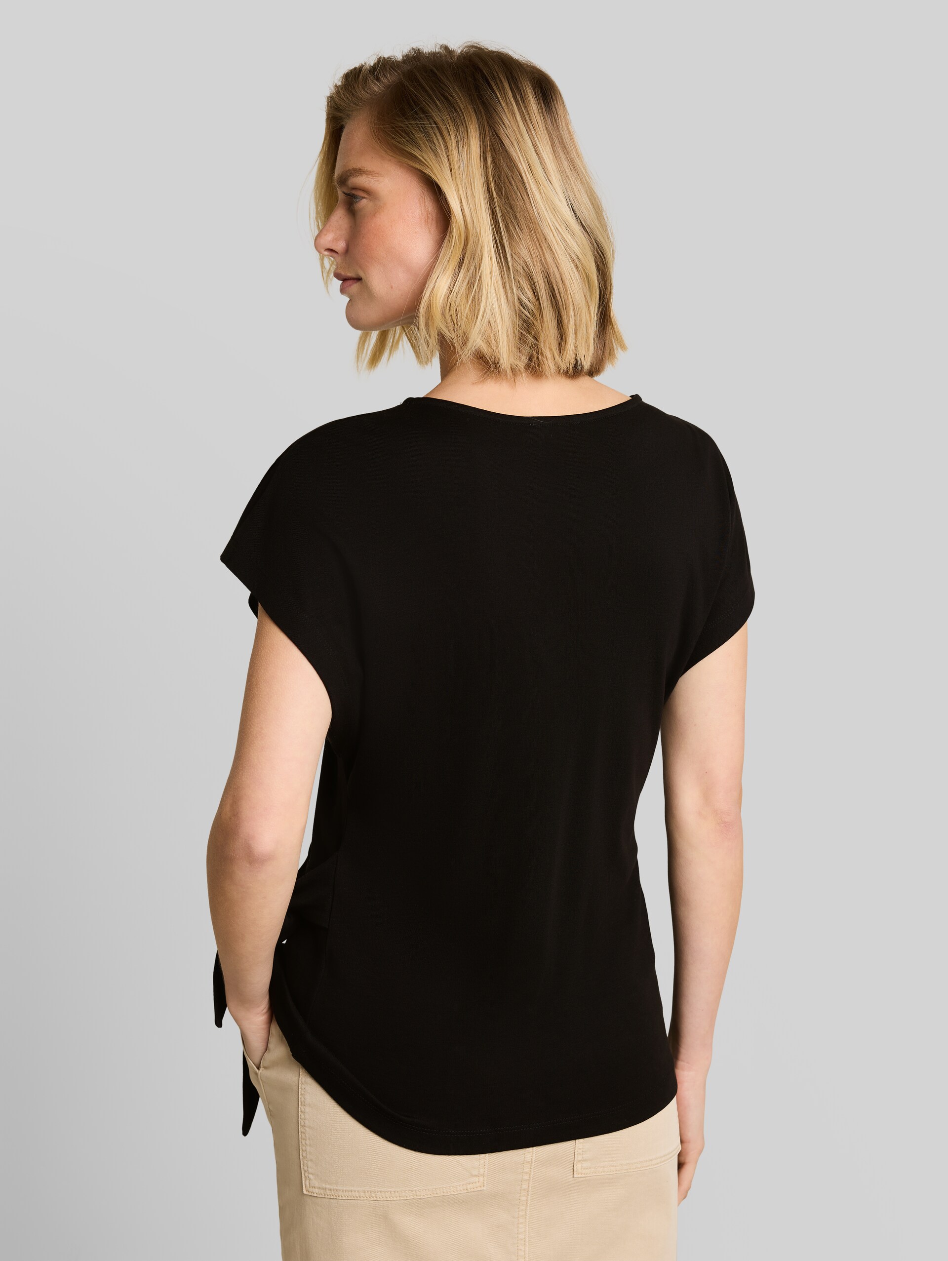 T-shirt with knot detail - deep black - Neckline model-back view