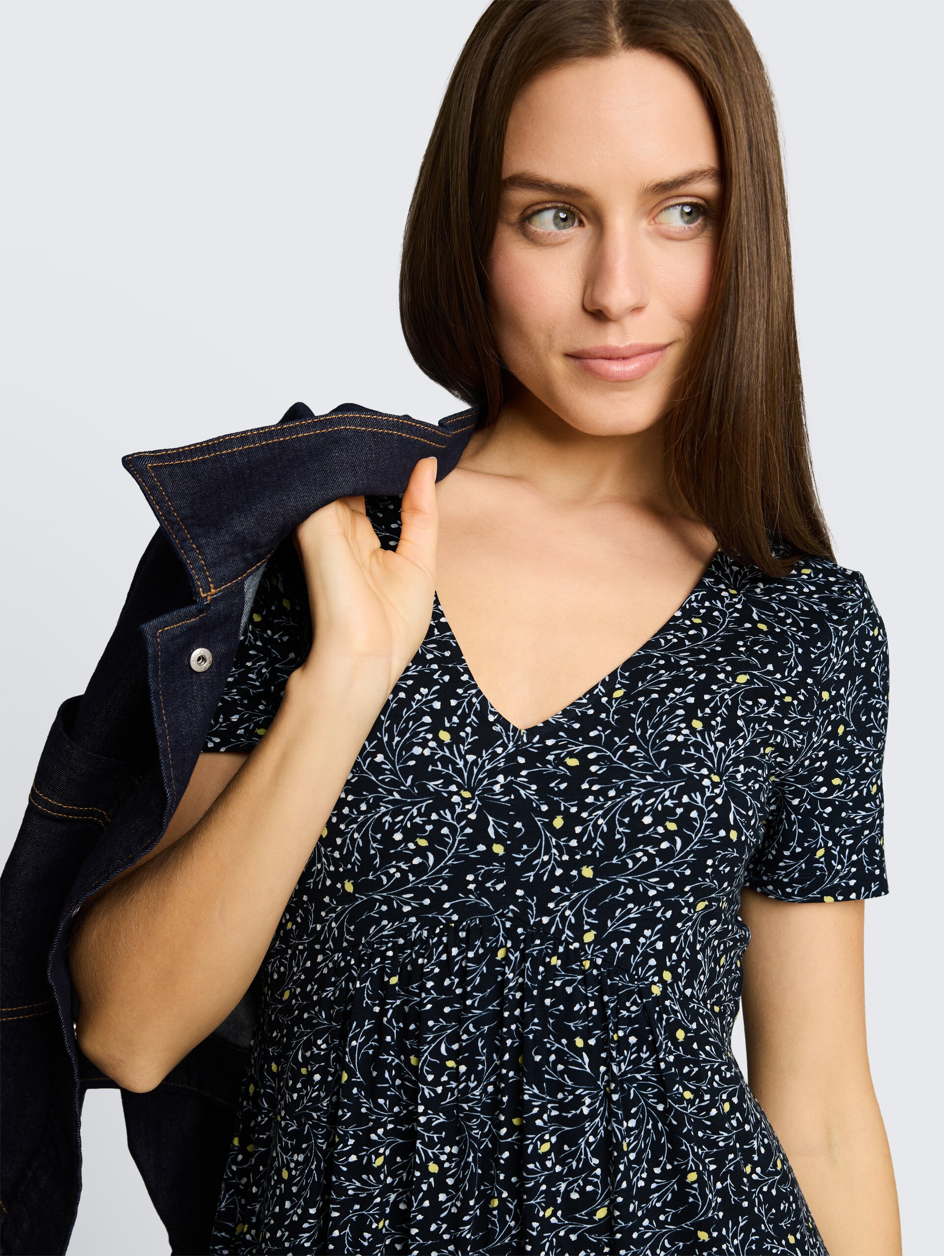 Jerseyjurk met V-hals - navy small leaves design - Detailaanzicht model