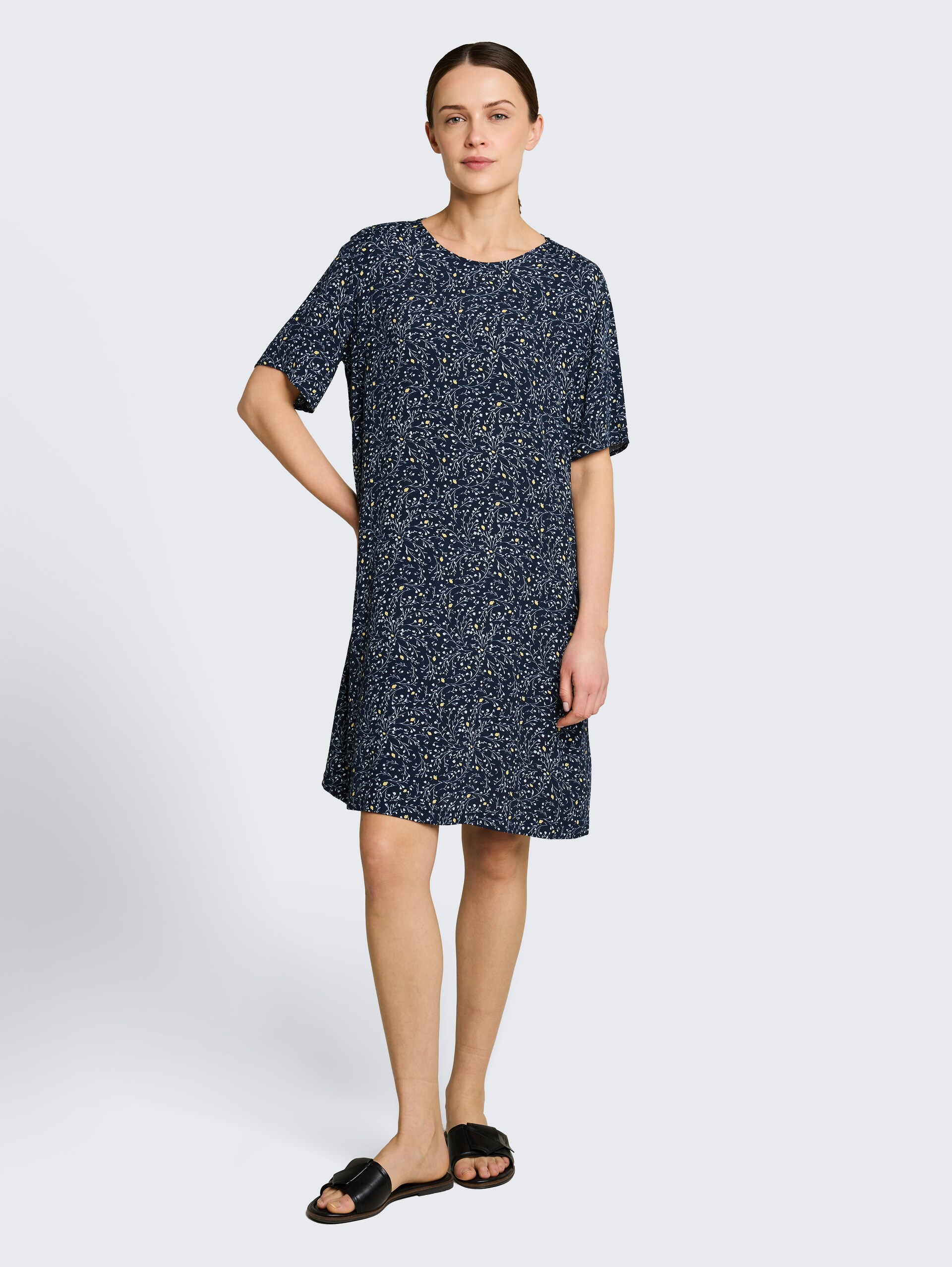 Losvallende jurk met uitsnijdingen - navy small leaves design - Model vooraanzicht
