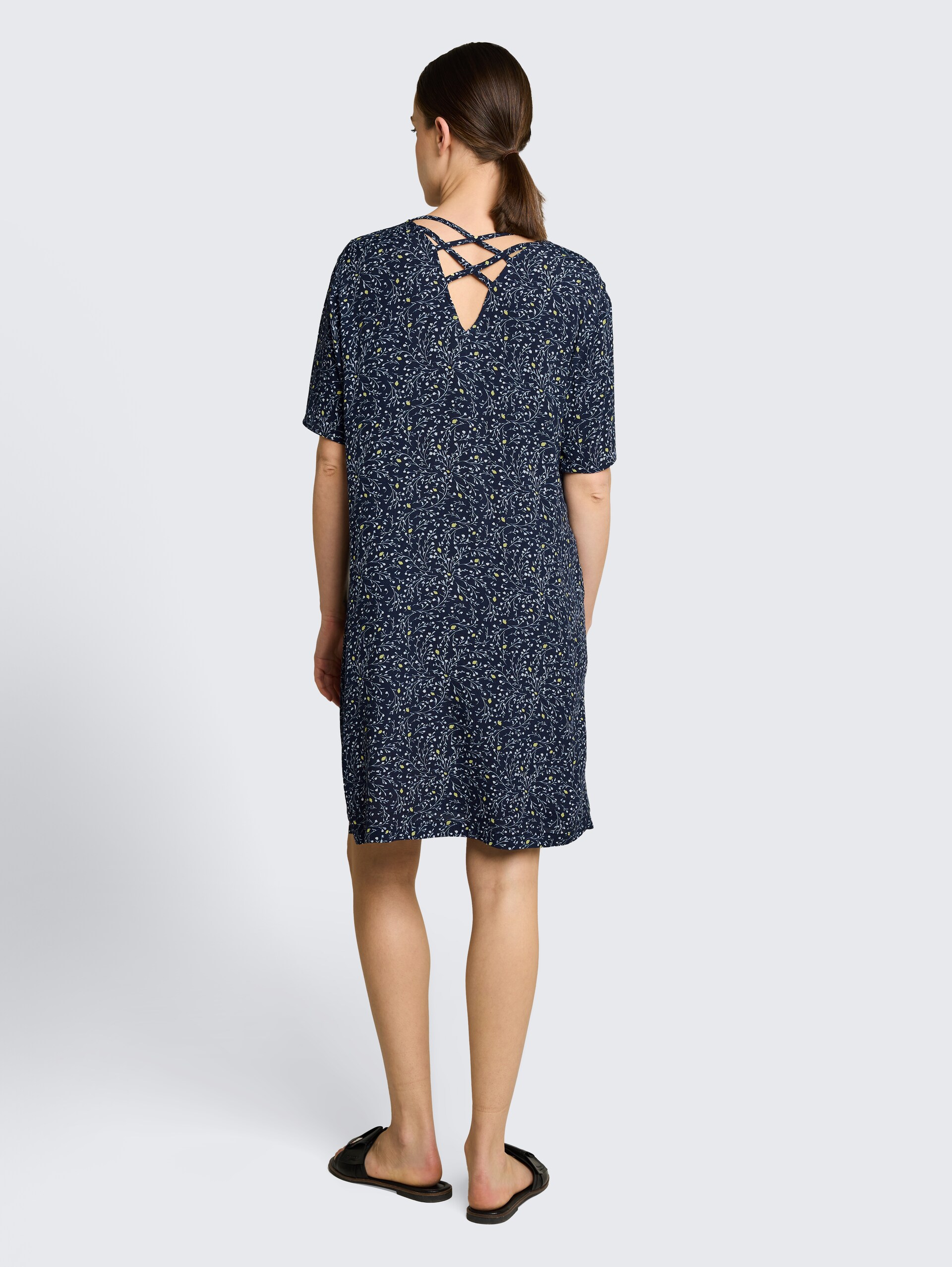 Losvallende jurk met uitsnijdingen - navy small leaves design - Model-achteraanzicht