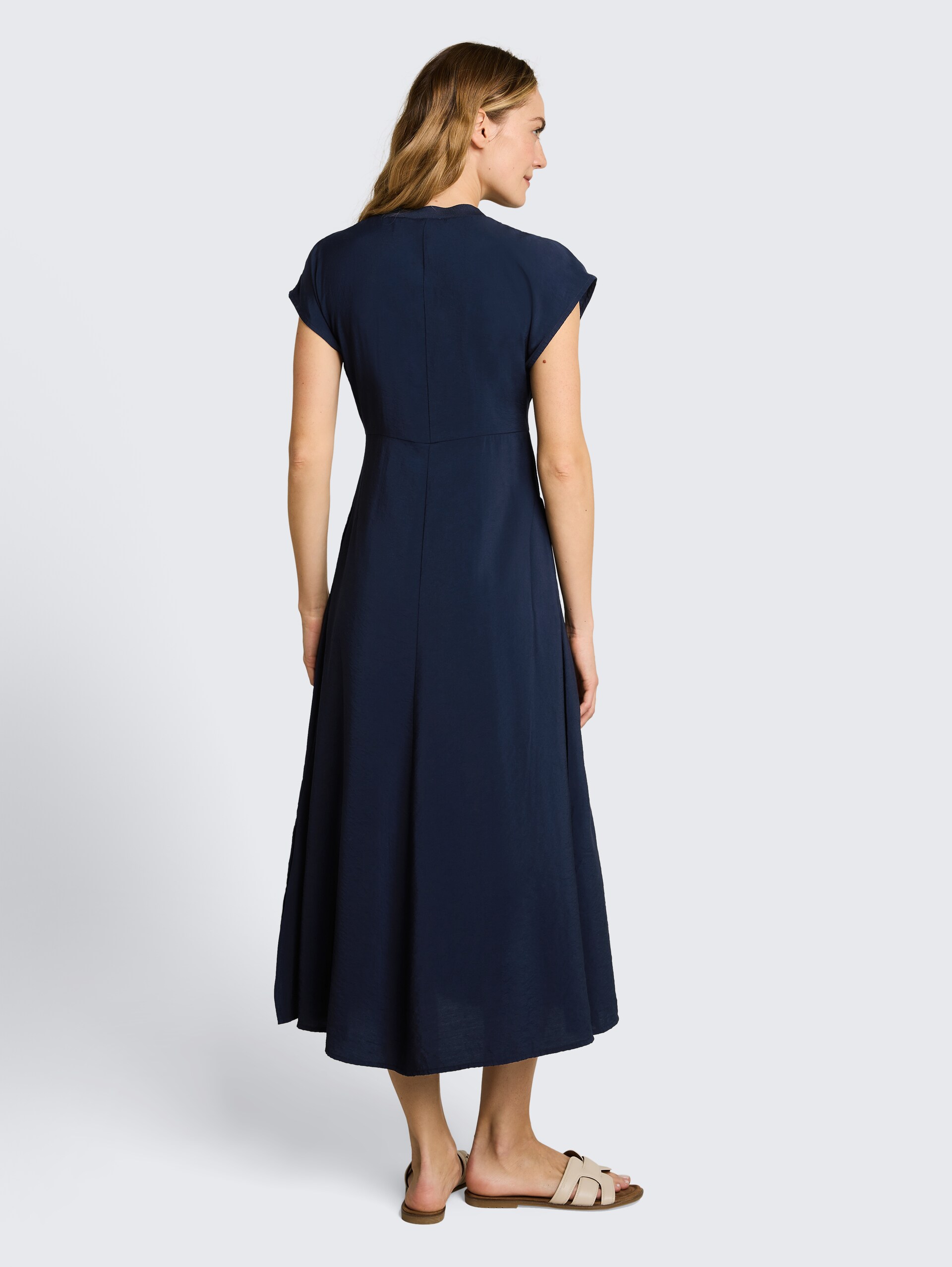 Midi-Kleid mit Eingriffstaschen - sky captain blue - Model-Rückansicht