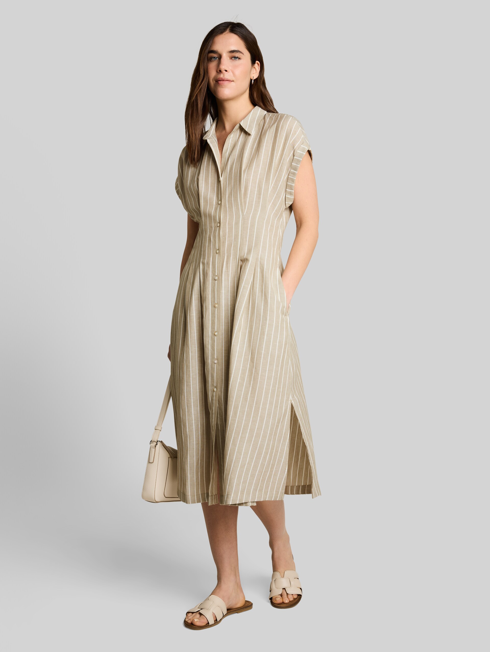 Midi-Kleid mit Streifenmuster - olive irregular stripe - seitliche Model-Ansicht