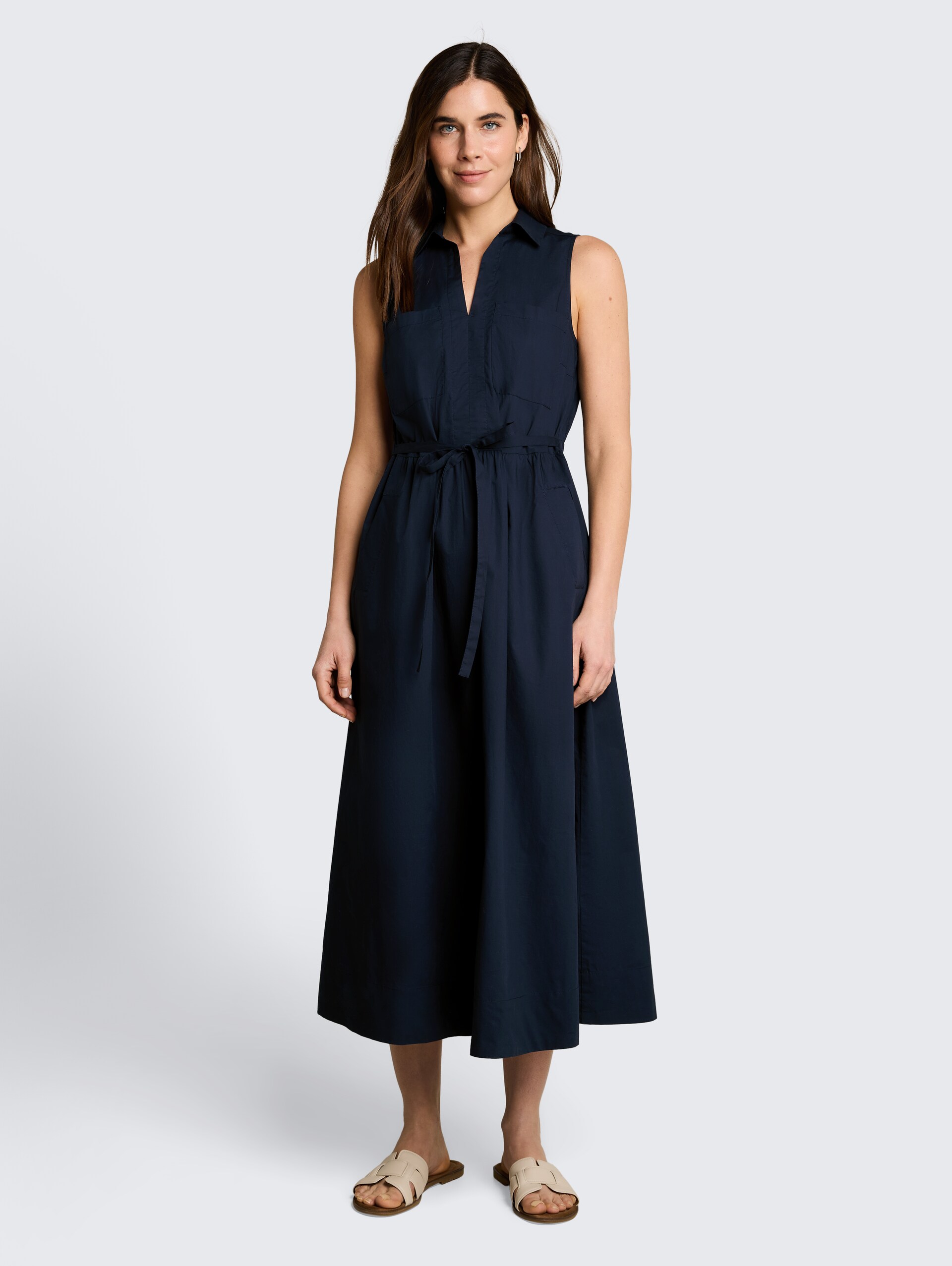 Midi-jurk met zakken - sky captain blue - Model vooraanzicht