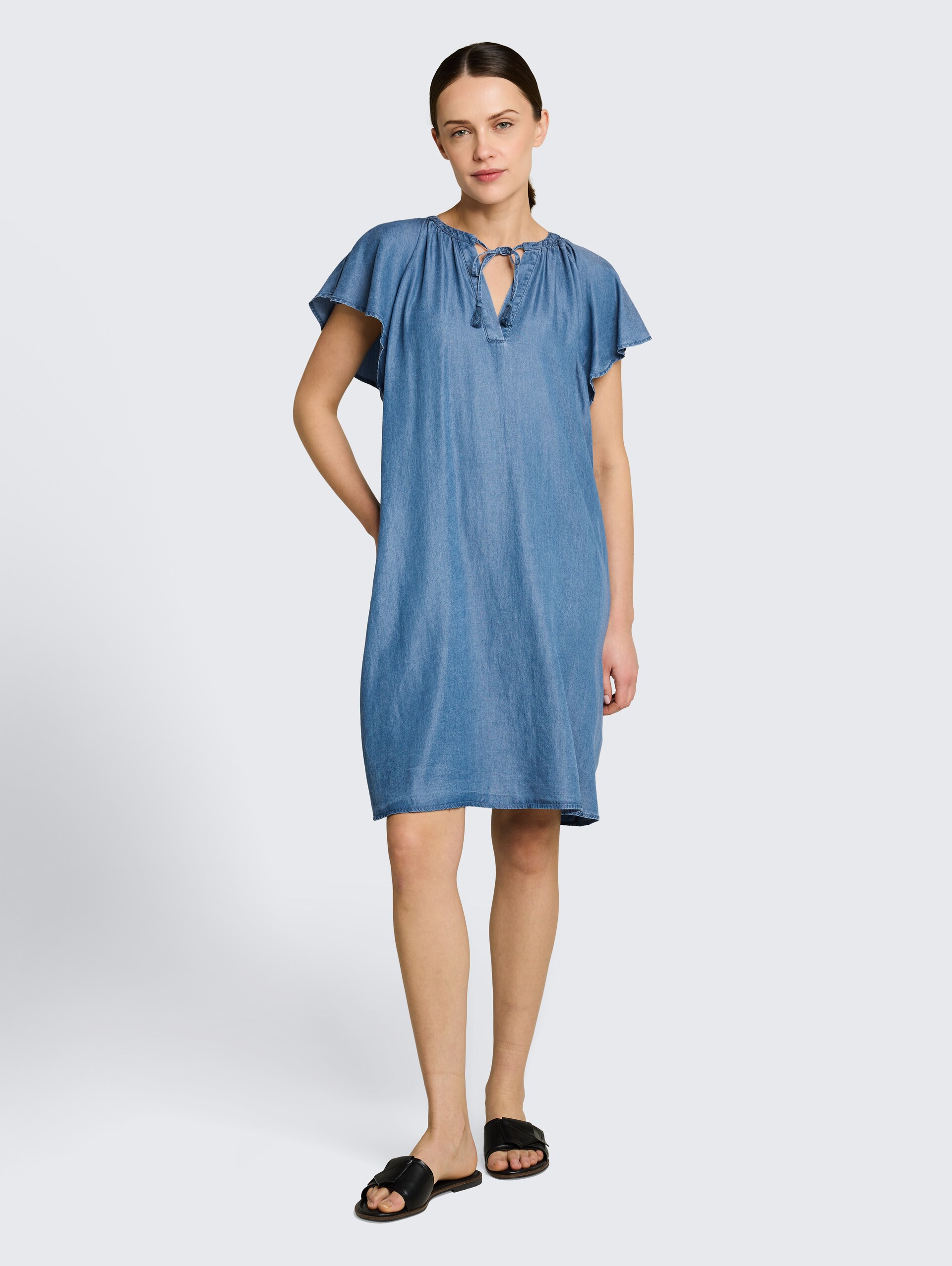 Loose Fit Kleid mit Quasten - Clean Light Stone Blue Denim - Model-Vorderansicht