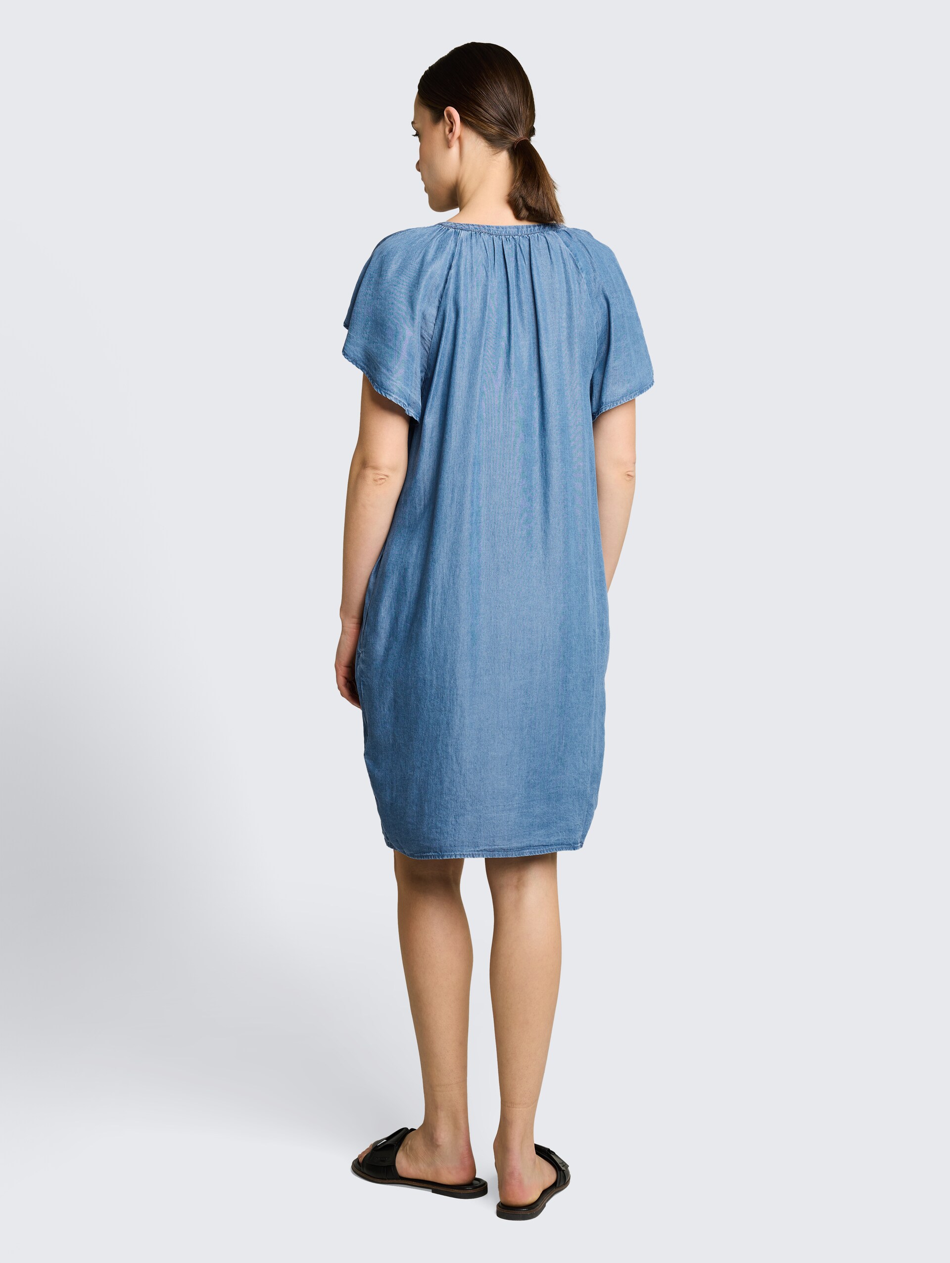 Loose Fit Kleid mit Quasten - Clean Light Stone Blue Denim - Model-Rückansicht