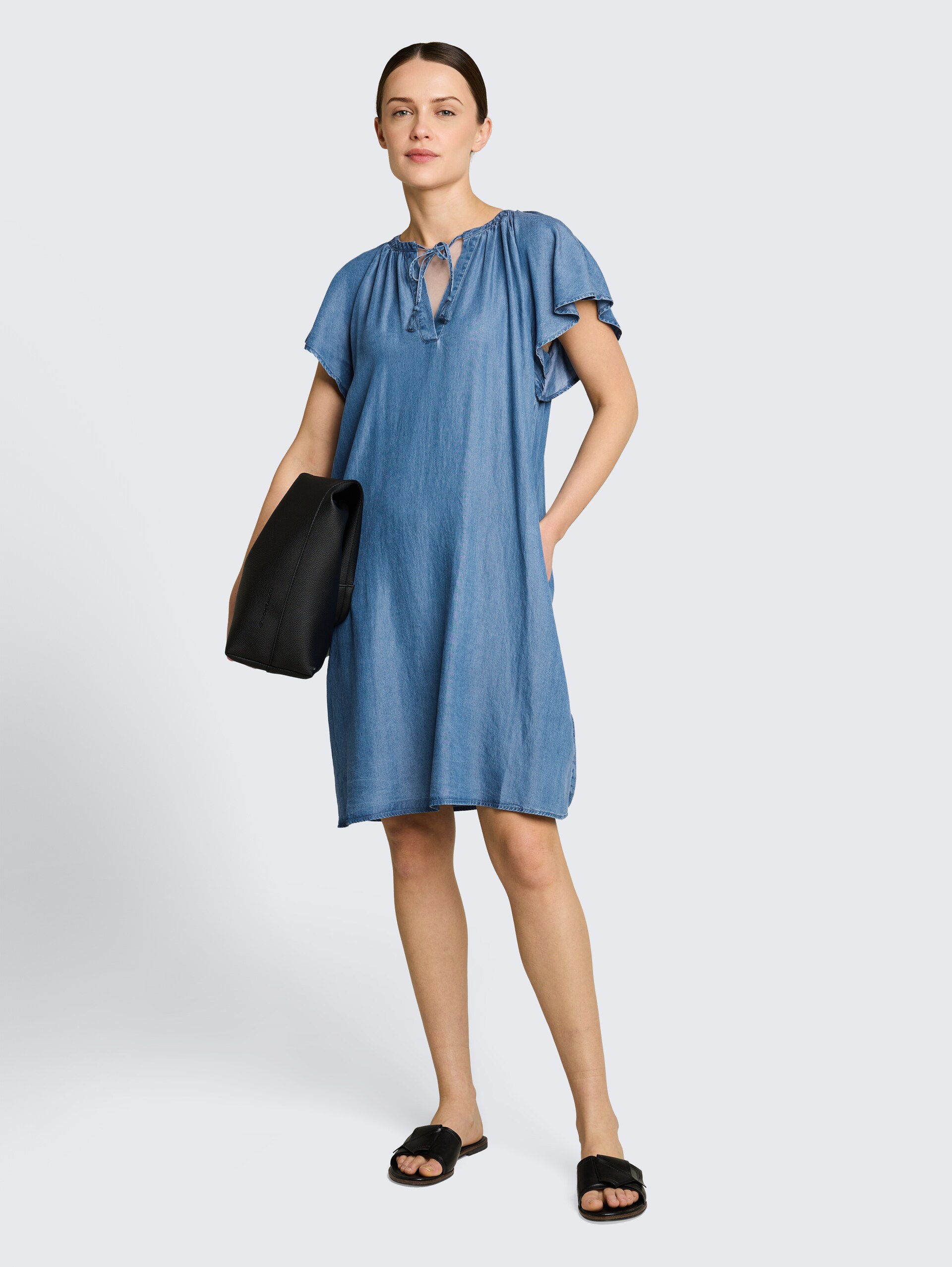 Loose Fit Kleid mit Quasten - Clean Light Stone Blue Denim - seitliche Model-Ansicht