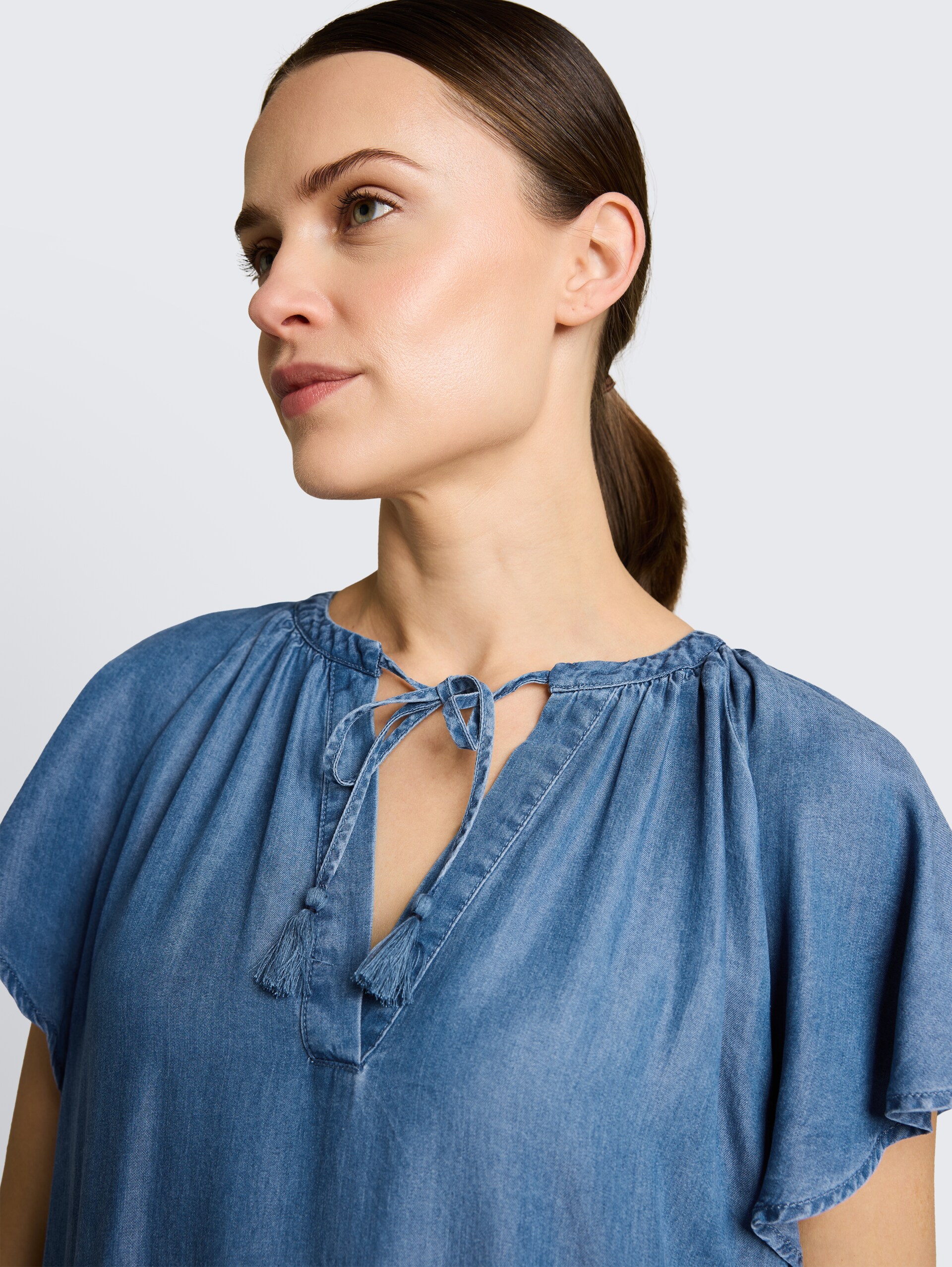 Loose Fit Kleid mit Quasten - Clean Light Stone Blue Denim - Detail-Model-Ansicht
