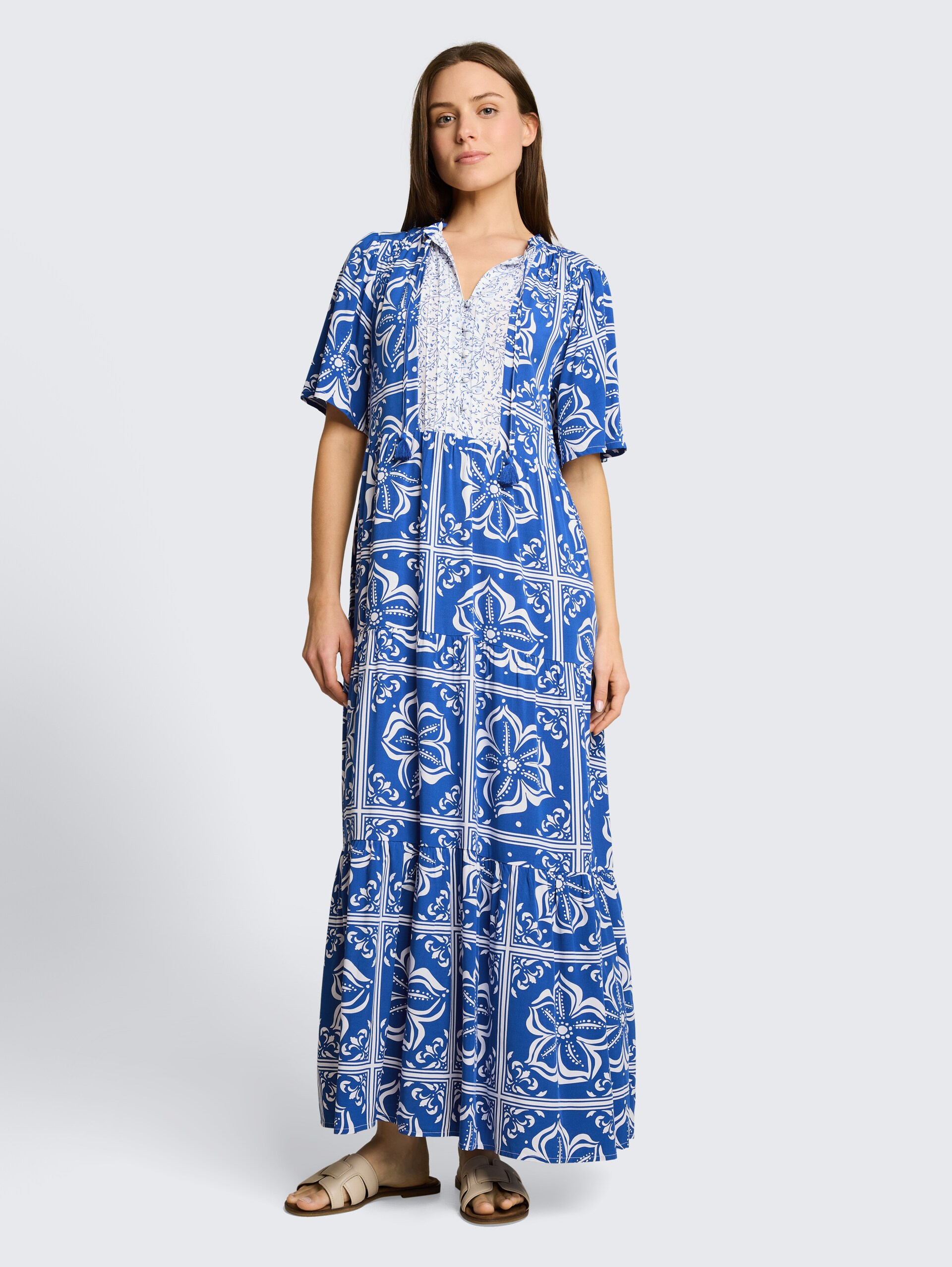 Loose Fit Maxi-Kleid mit Muster - blue flower tile design - Model-Vorderansicht