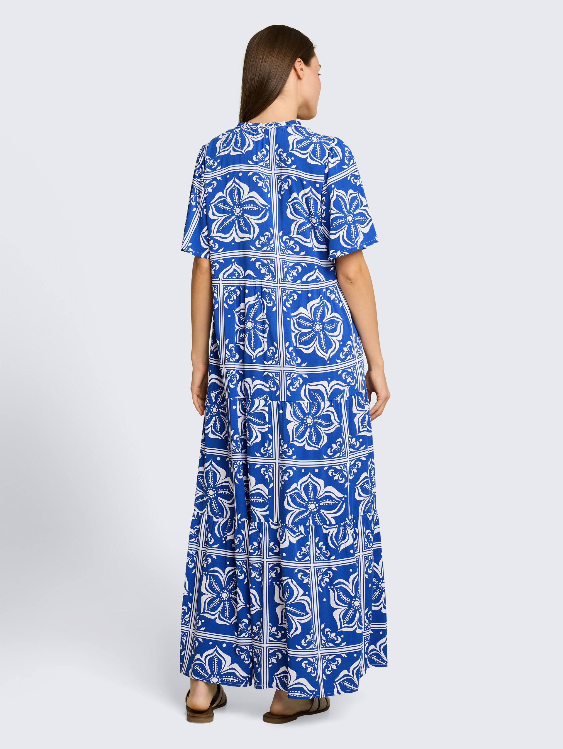 Loose Fit Maxi-Kleid mit Muster - blue flower tile design - Model-Rückansicht