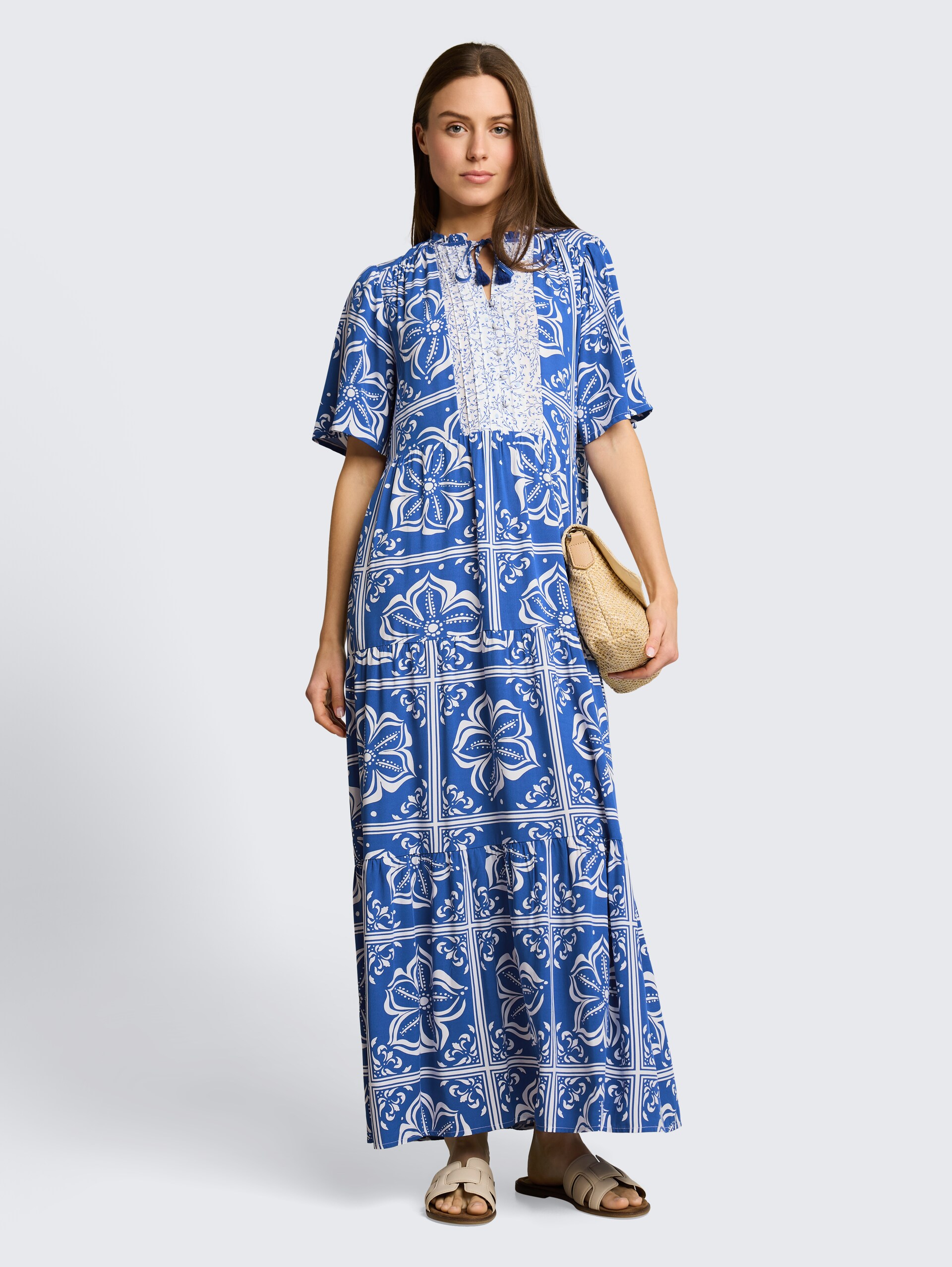 Loose Fit Maxi-Kleid mit Muster - blue flower tile design - seitliche Model-Ansicht