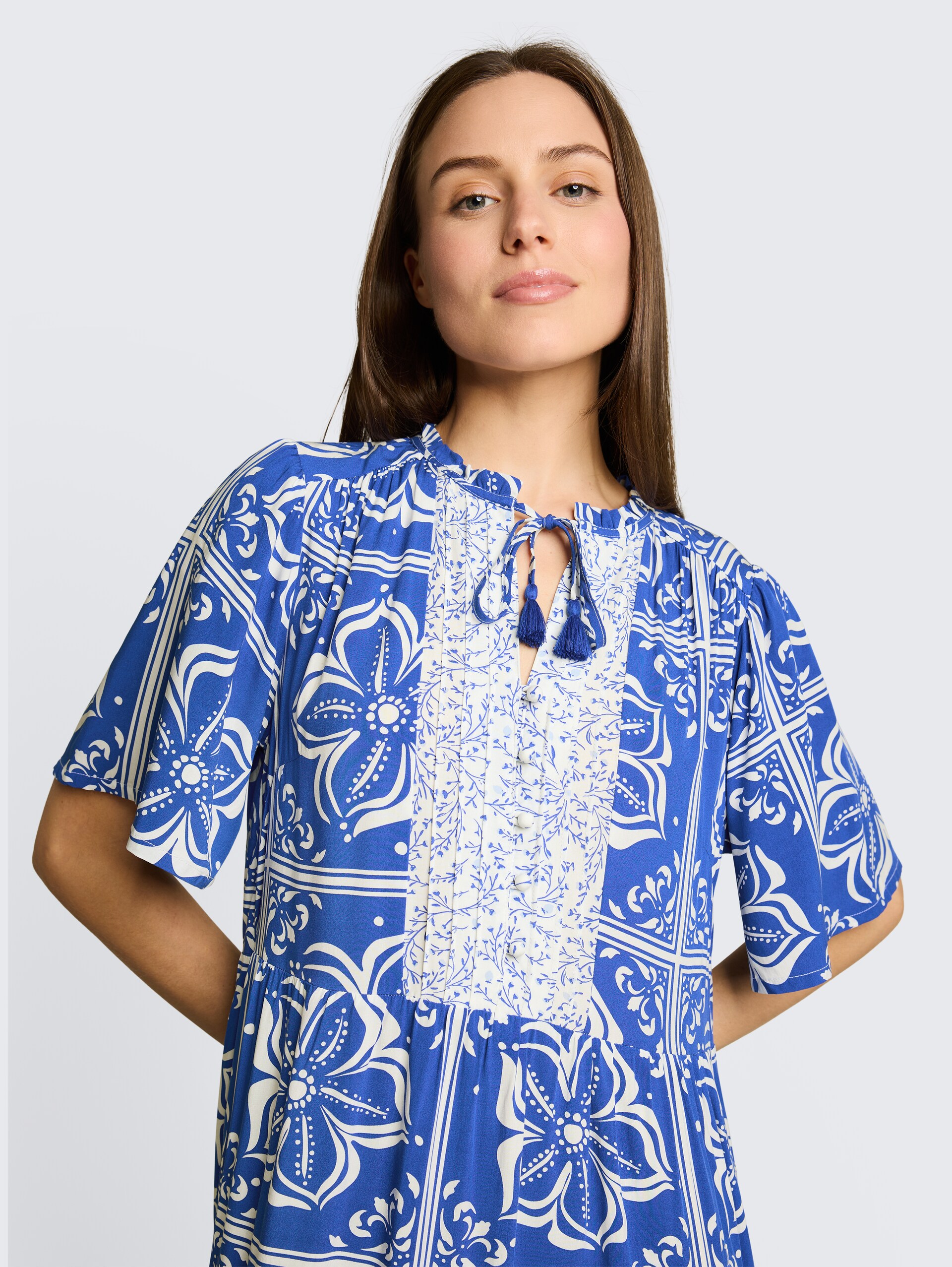 Loose Fit Maxi-Kleid mit Muster - blue flower tile design - Detail-Model-Ansicht
